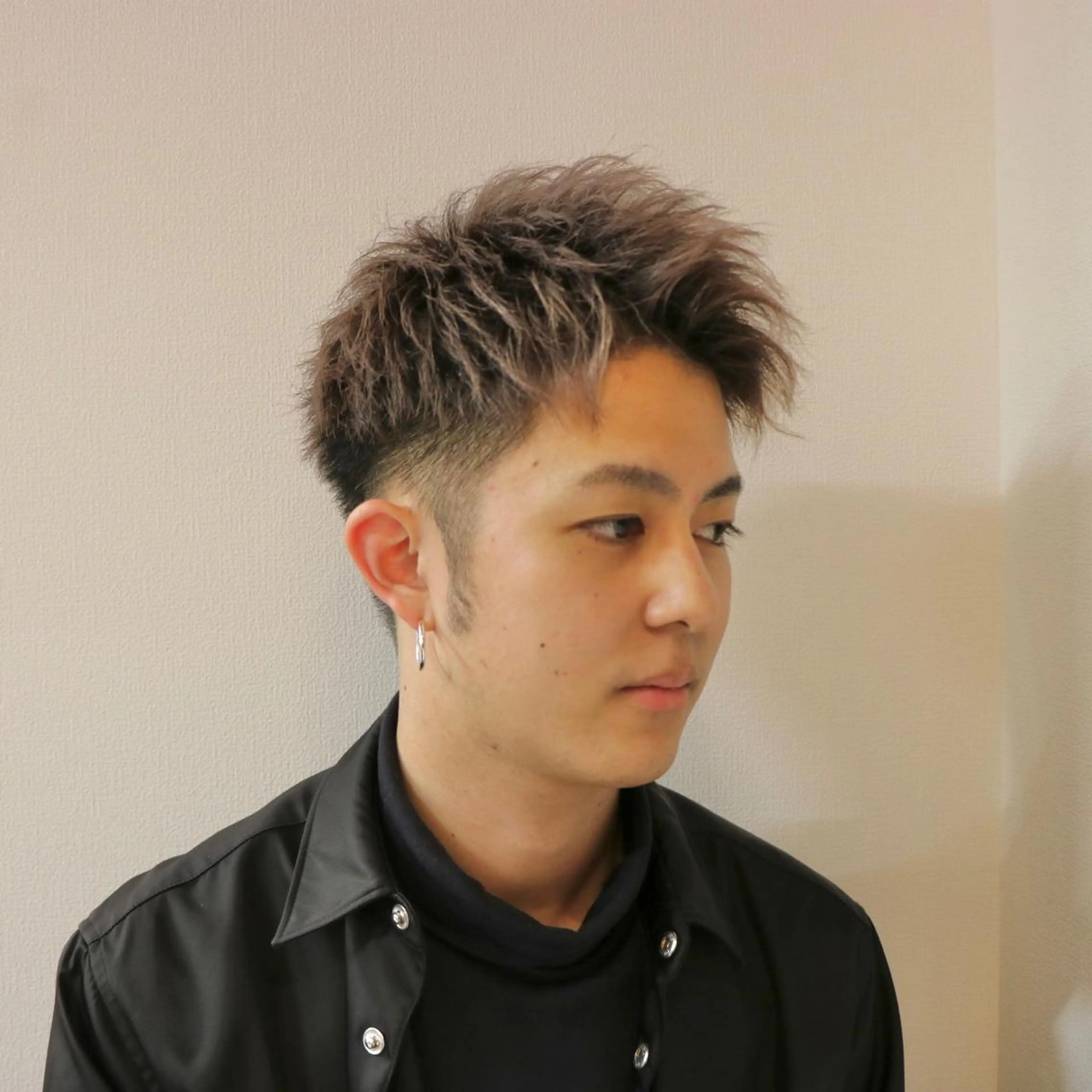 ショート カラー メンズ アップバング シルバー カット ヘアカラー メンズ特化美容師/ 藤戸 椋のヘアスタイル