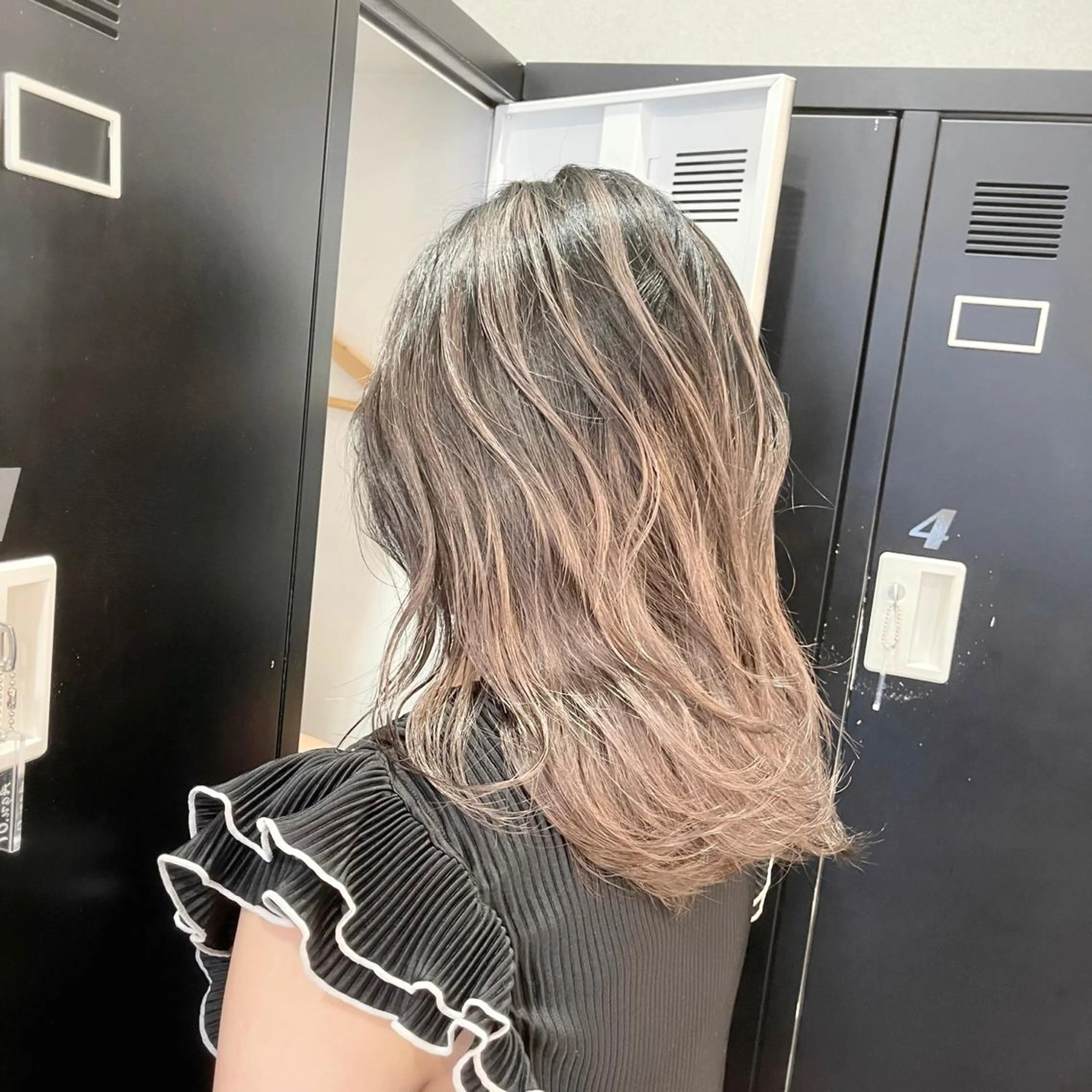 ミディアム カラー ヘアアレンジ バレイヤージュ デザインカラー ハイライトカラー 外国人風カラー ハイライト アンドウ ユウ/ レイヤーカット/韓国のヘアスタイル