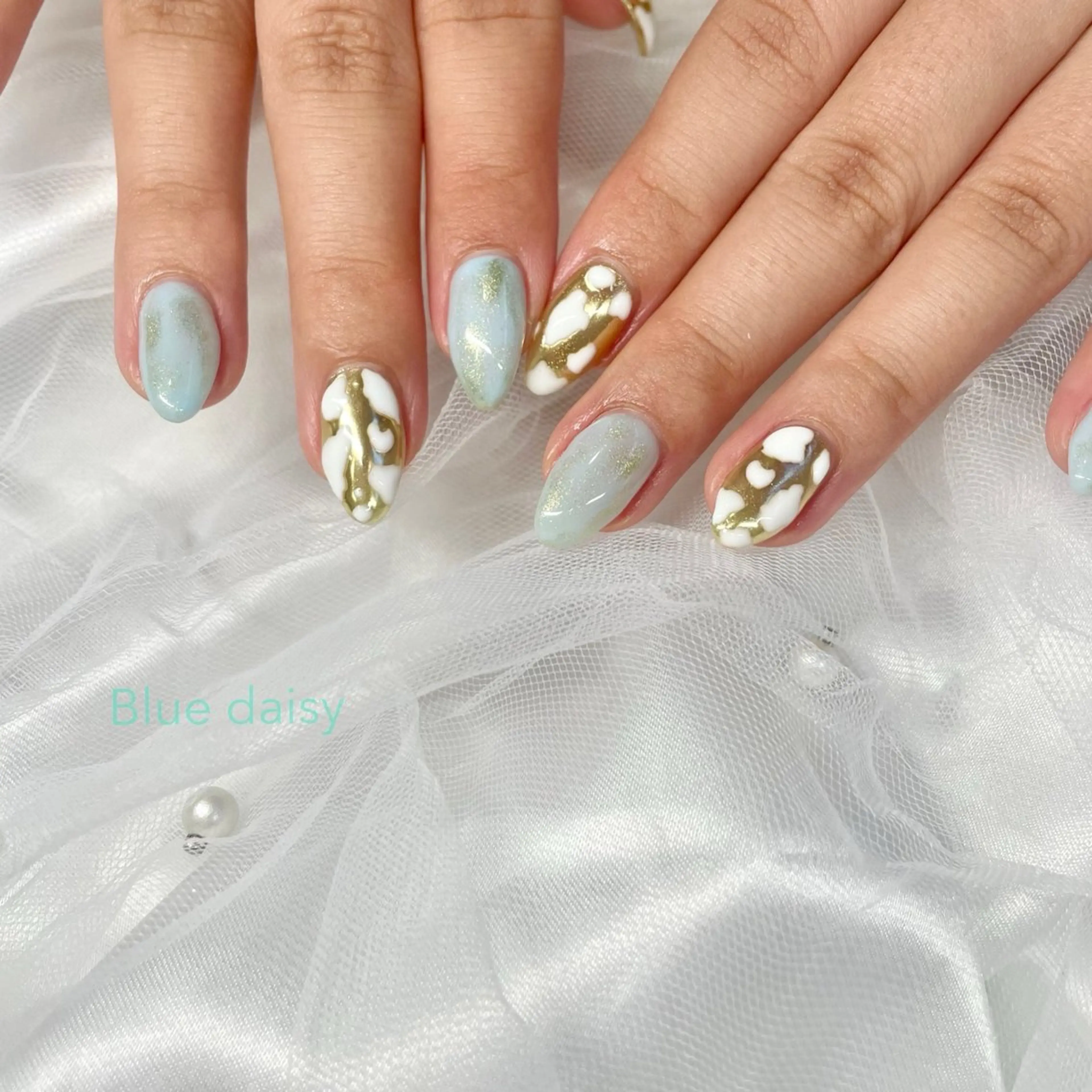 ネイル ミラーネイル ハンドネイル Blue daisy 栄本店のネイルデザイン