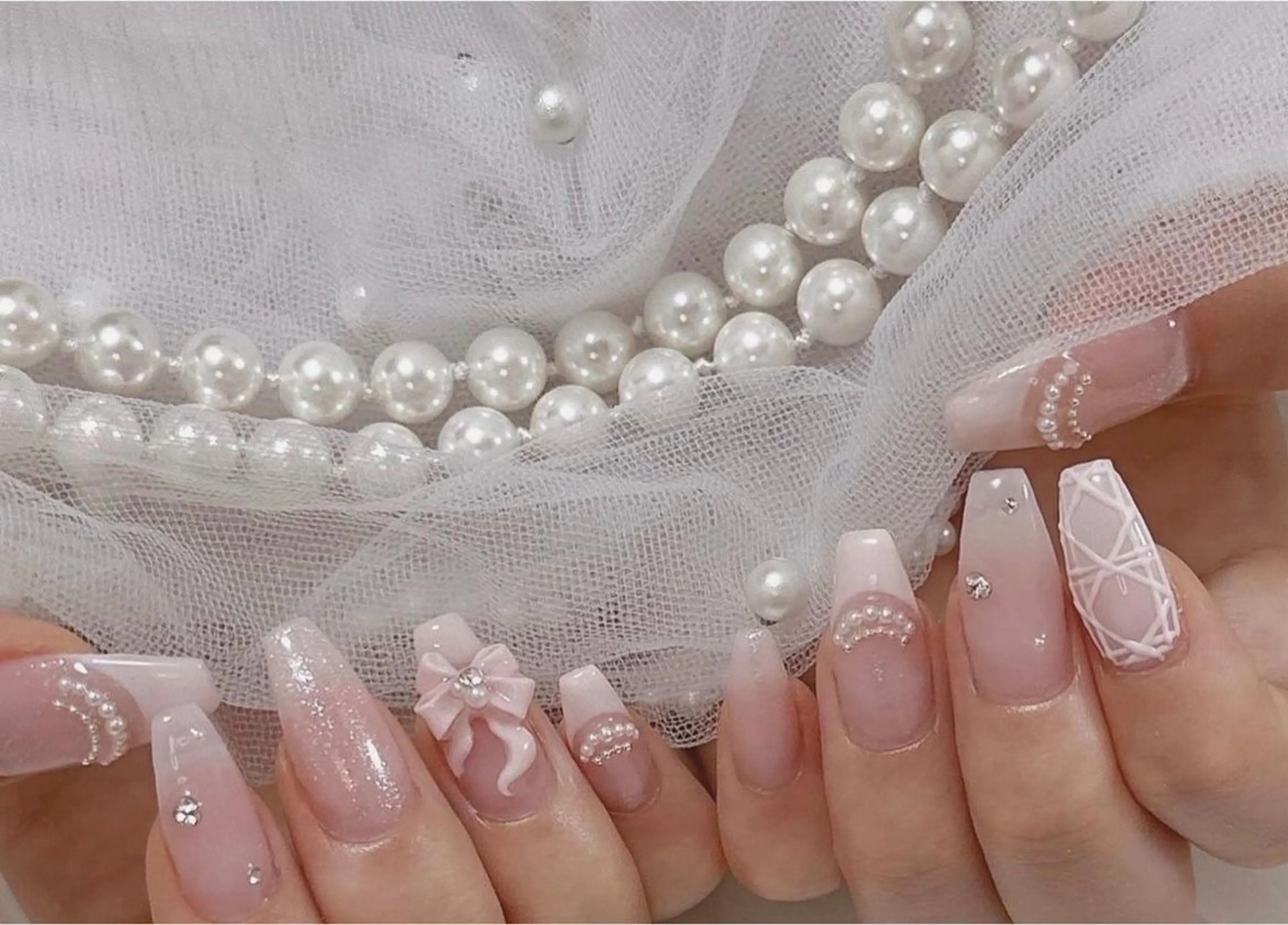 ネイル マグネットネイル ピンク ネイルチップ 冬ネイル クリスマス ハンドネイル Lee Nailsのネイルデザイン