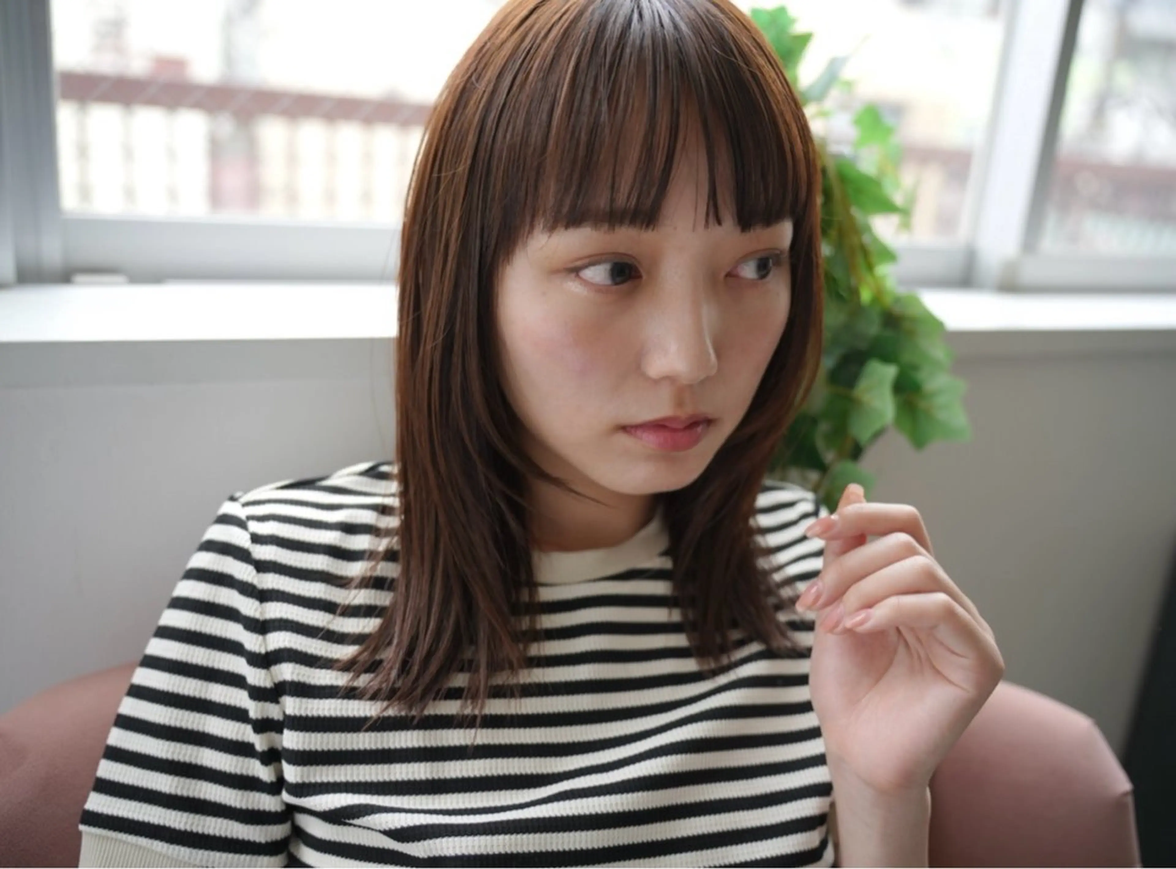 セミロング レイヤーカット 外ハネヘア 門馬 加奈のヘアスタイル