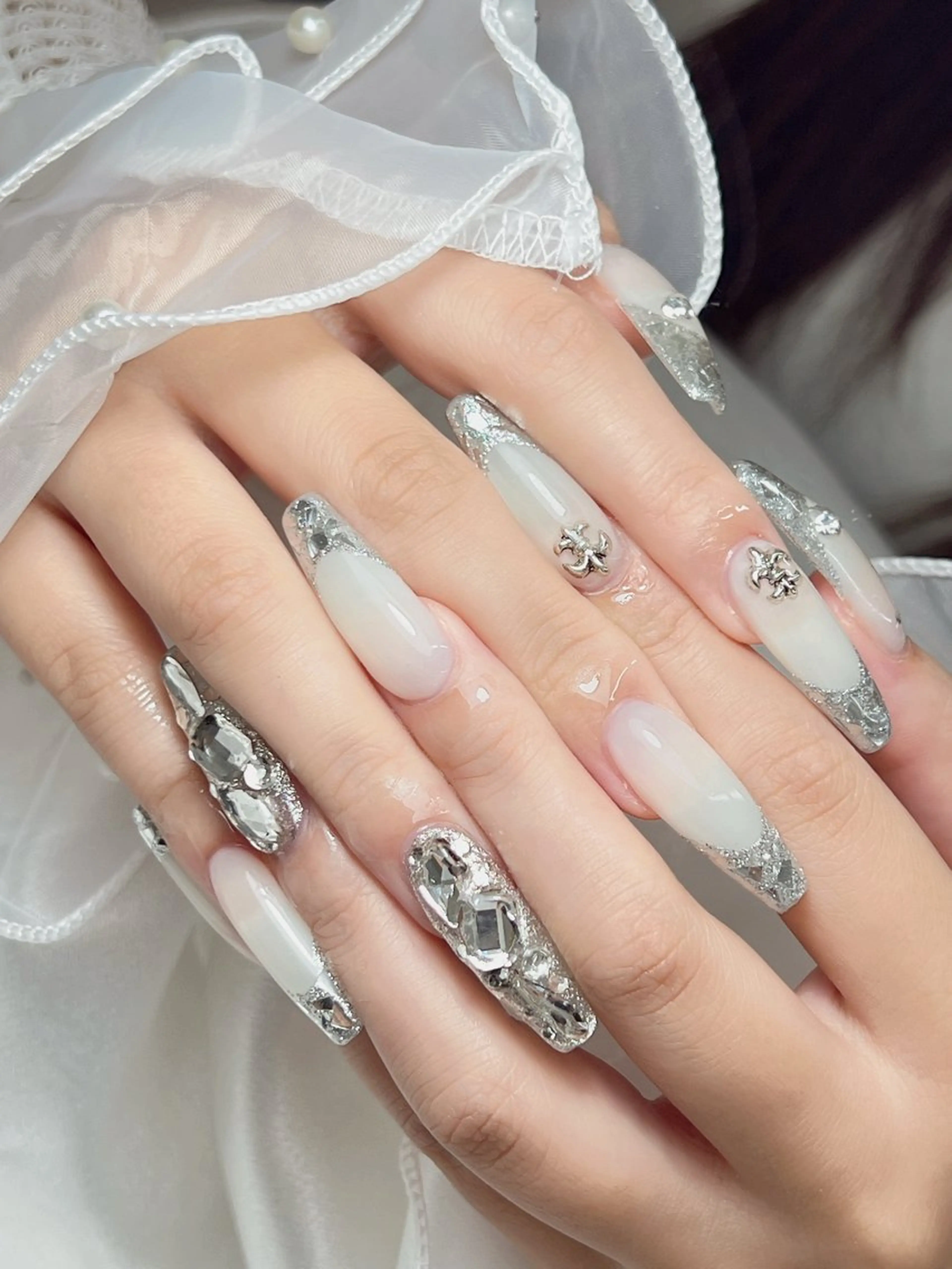 ネイル フレンチネイル ガラスフレンチ ハンドネイル bijou nails　蓮のネイルデザイン