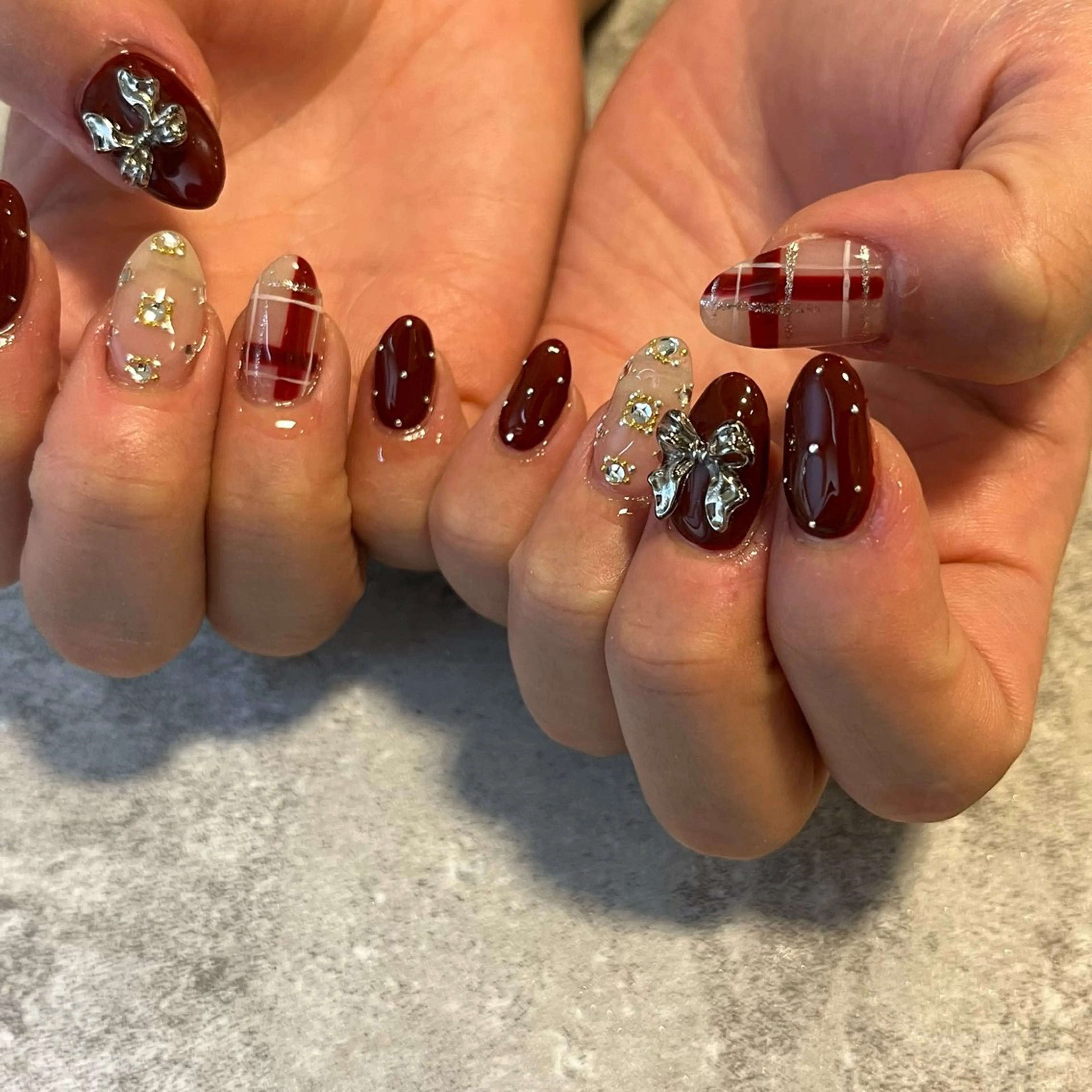 ネイル アートネイル ボルドー リボン 冬ネイル クリスマス ハンドネイル Lélia nailのネイルデザイン