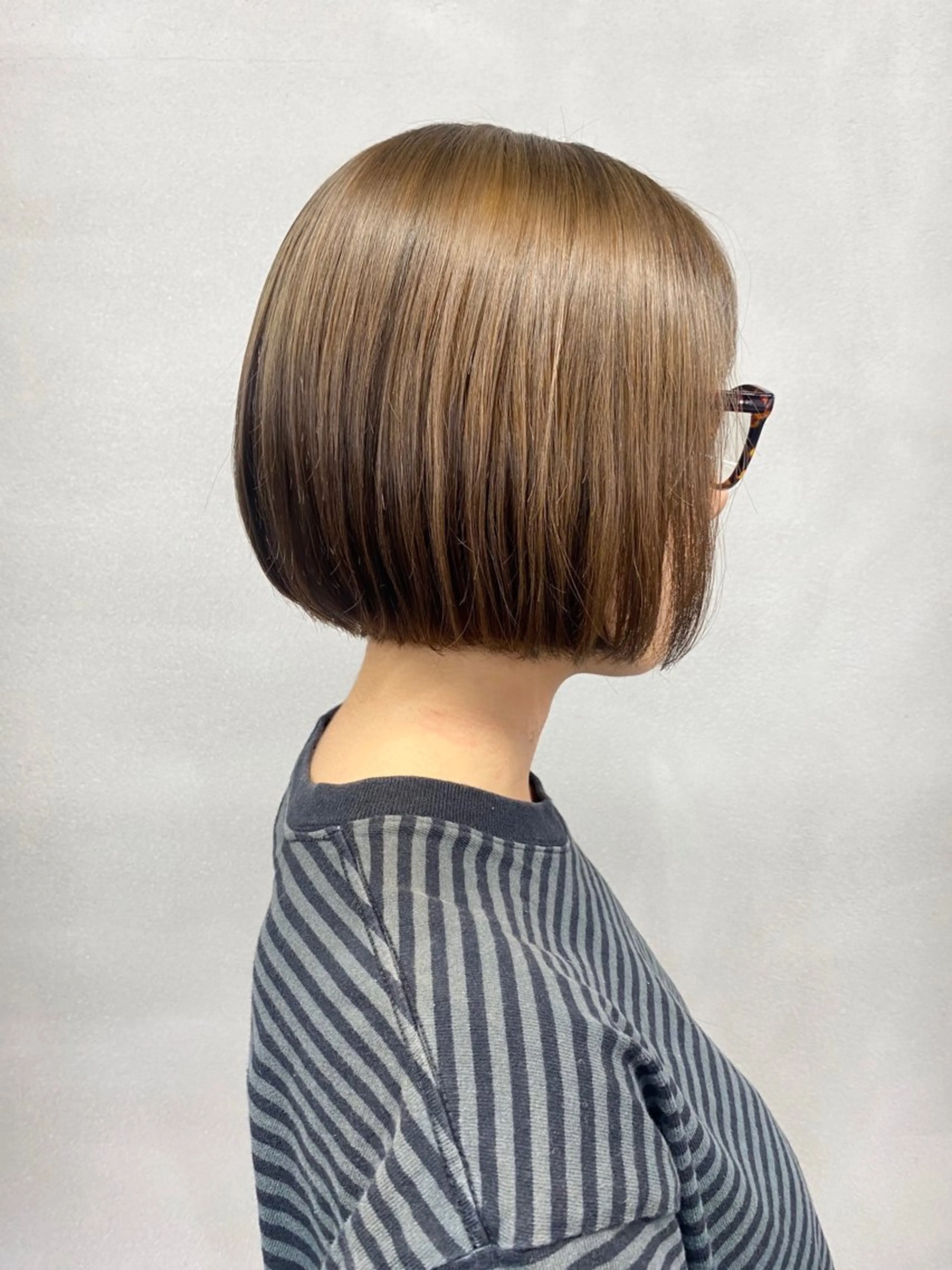 ショート カラー 前下がりボブ ベージュカラー ブリーチ デザインカラー グレージュ ヘアカラー トリートメント 柏 デザインカラー/ レイヤー🐣シオリのヘアスタイル