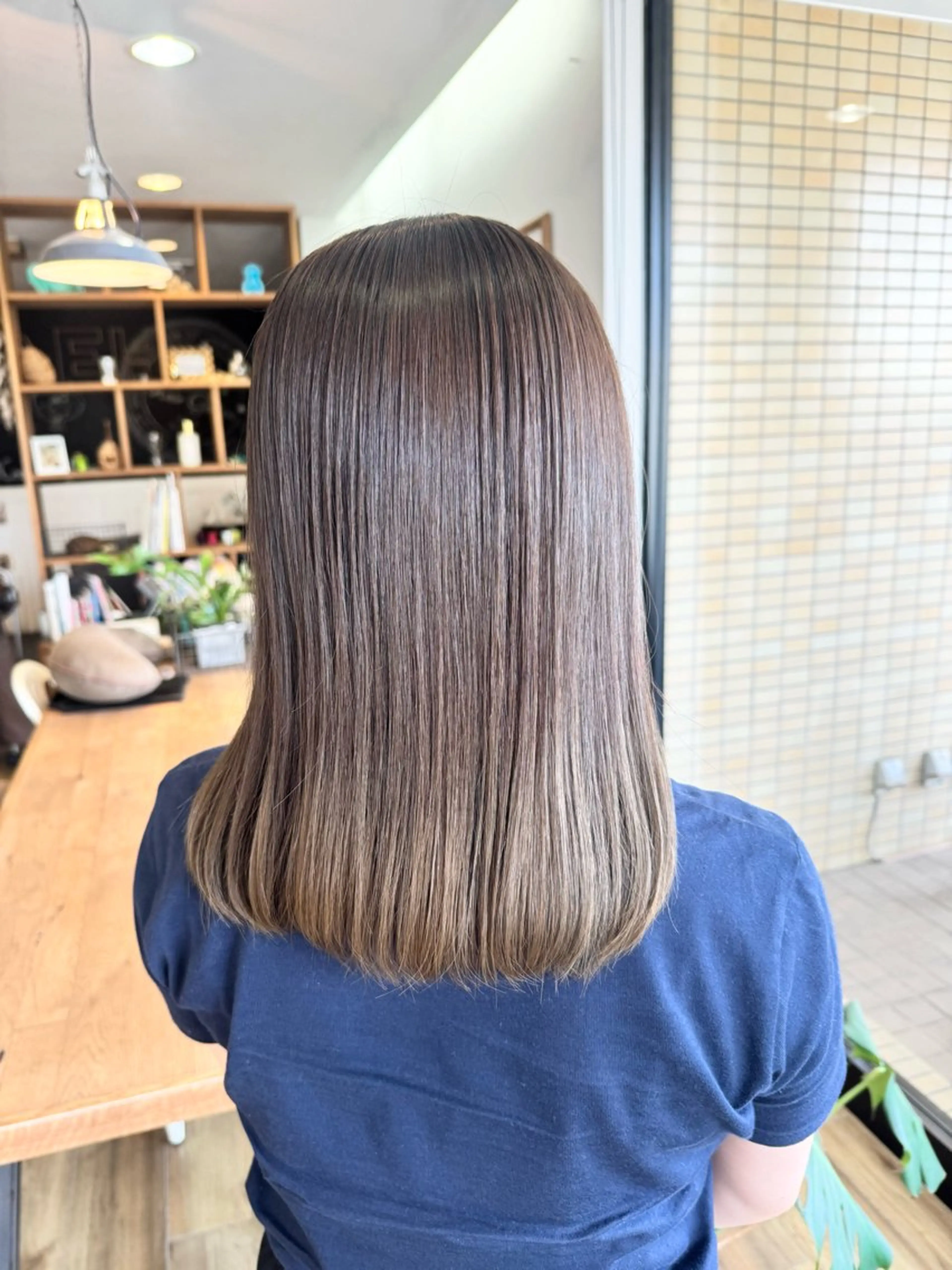 セミロング カラー グレージュ オリーブグレージュ オリーブグレー ツキダテ ユイのヘアスタイル