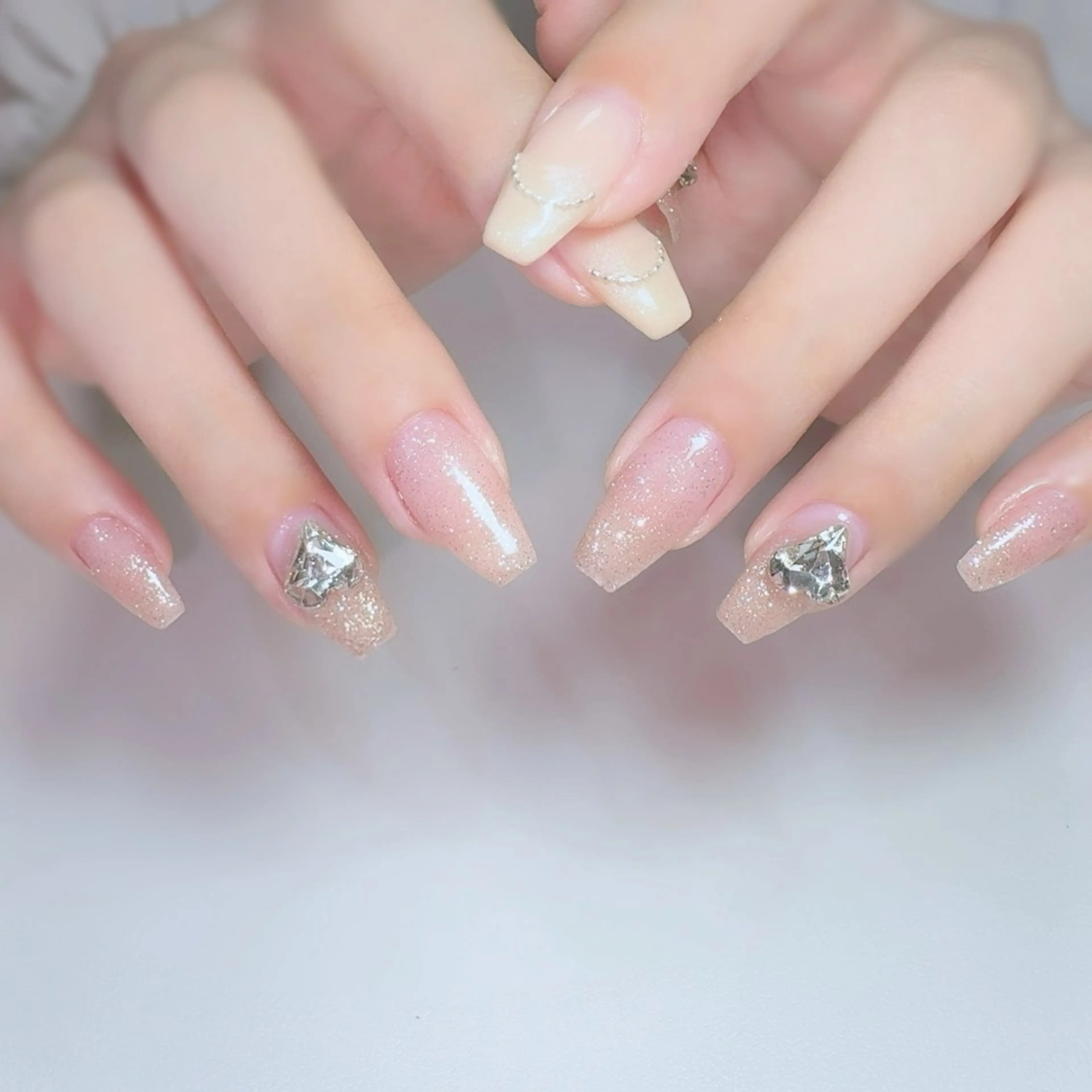 ネイル フラッシュネイル フレンチネイル グラデーション キラキラネイル 韓国ネイル nailsalon urümのネイルデザイン