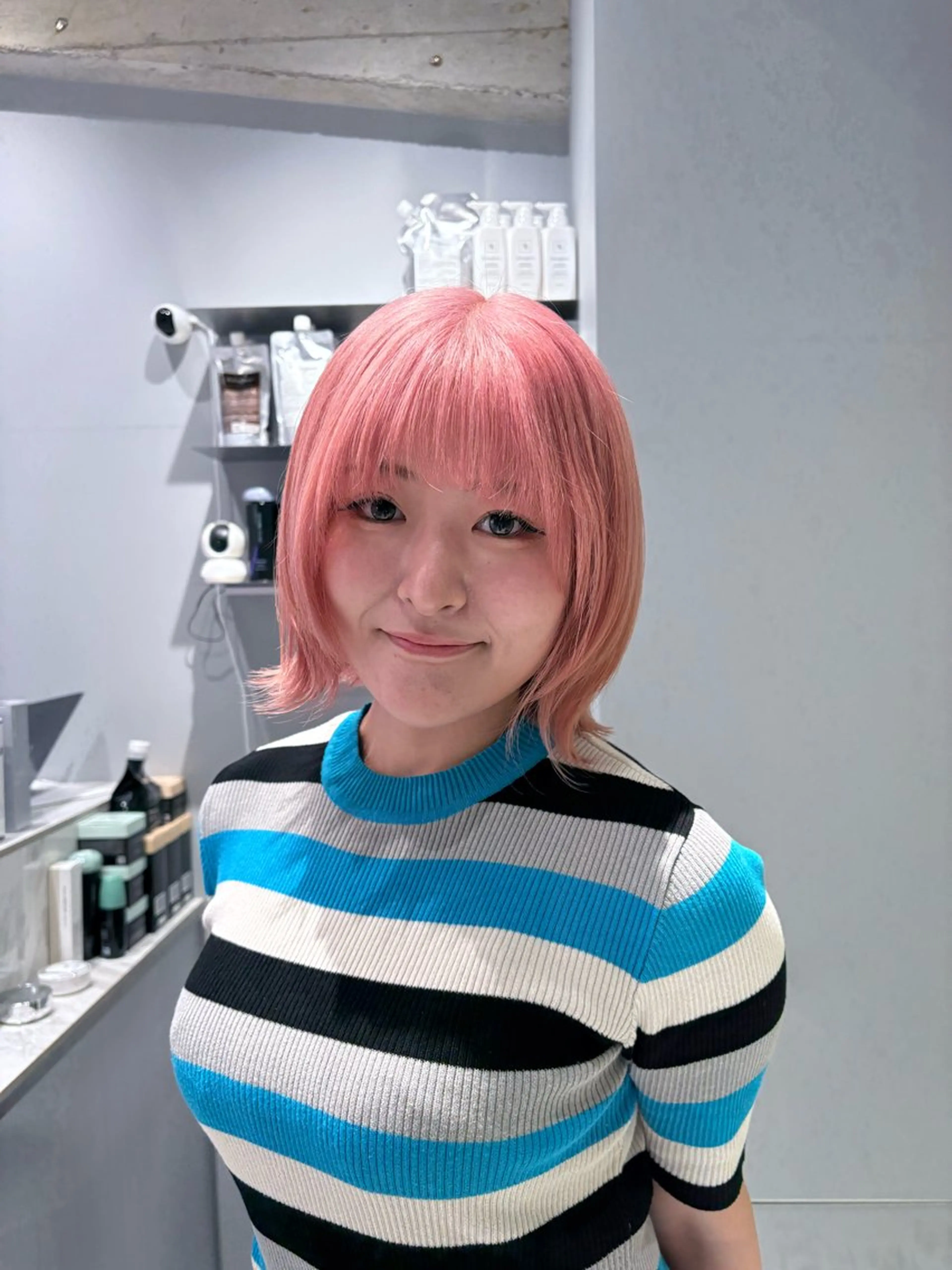 ショート カラー ブリーチ ピンクカラー ホワイトピンク 菜々🫧新宿 透明感ケアブリーチのヘアスタイル