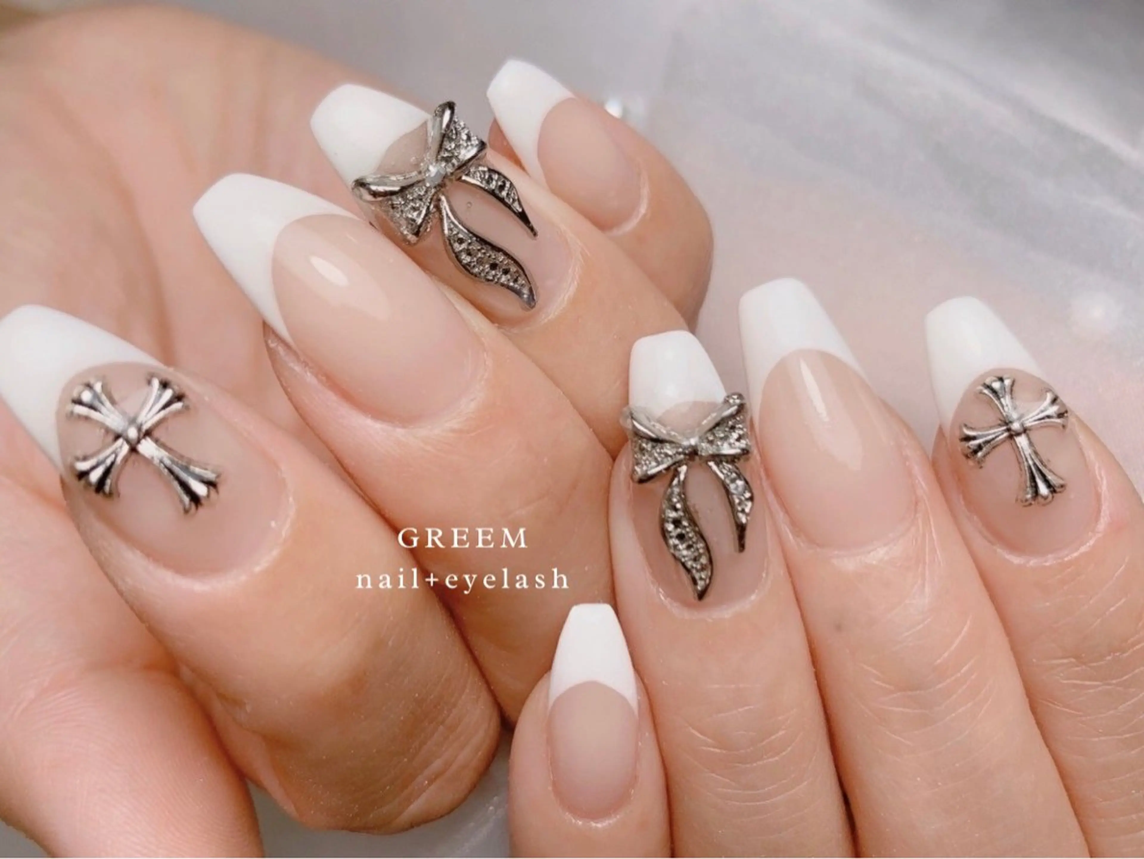 ネイル フレンチネイル リボン シルバー ホワイト ハンドネイル GREEM グリームのネイルデザイン