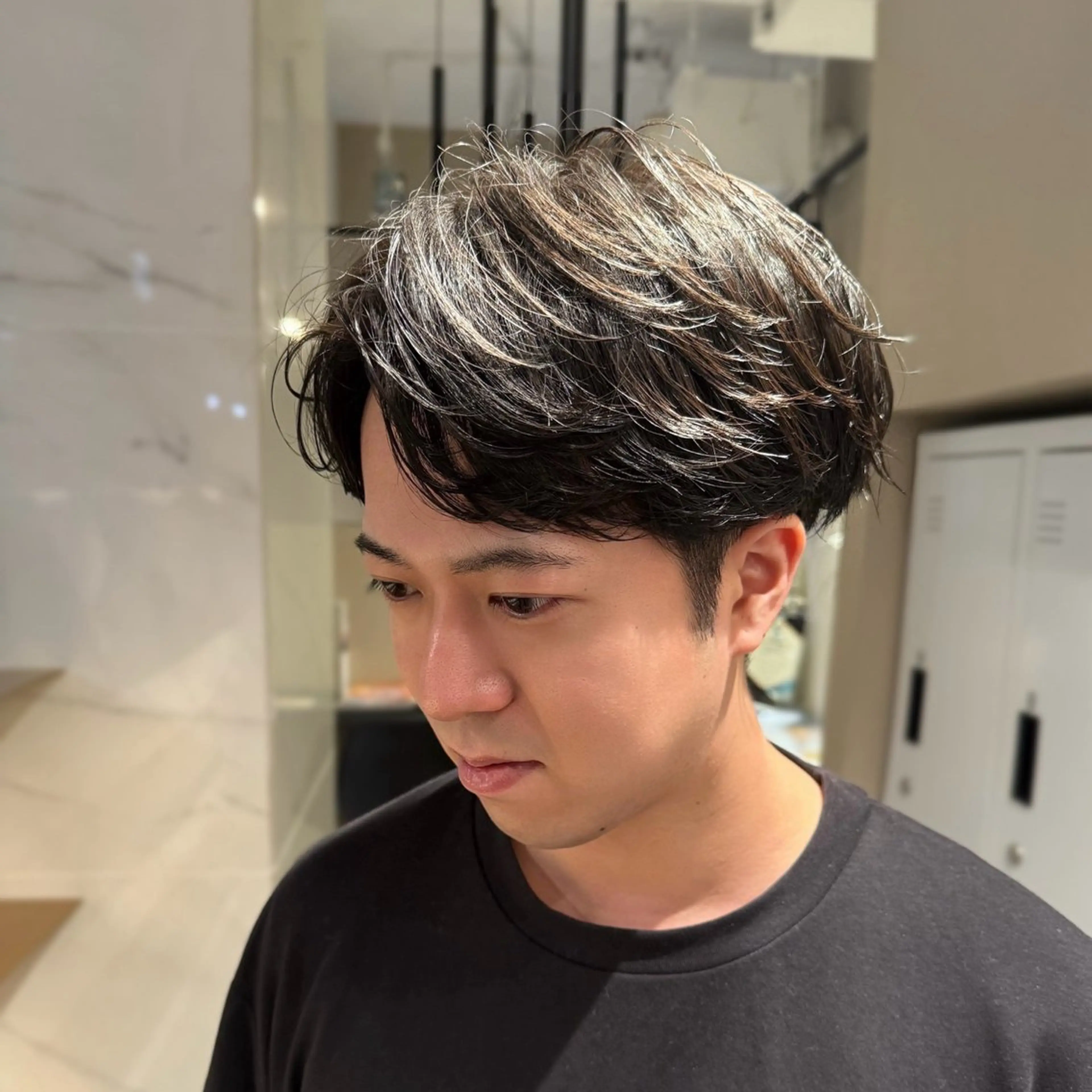 ミディアム パーマ メンズ ミディアムパーマ ビジネス メンズパーマ カット パーマ メンズ特化❗️ 楠見綾太郎のヘアスタイル