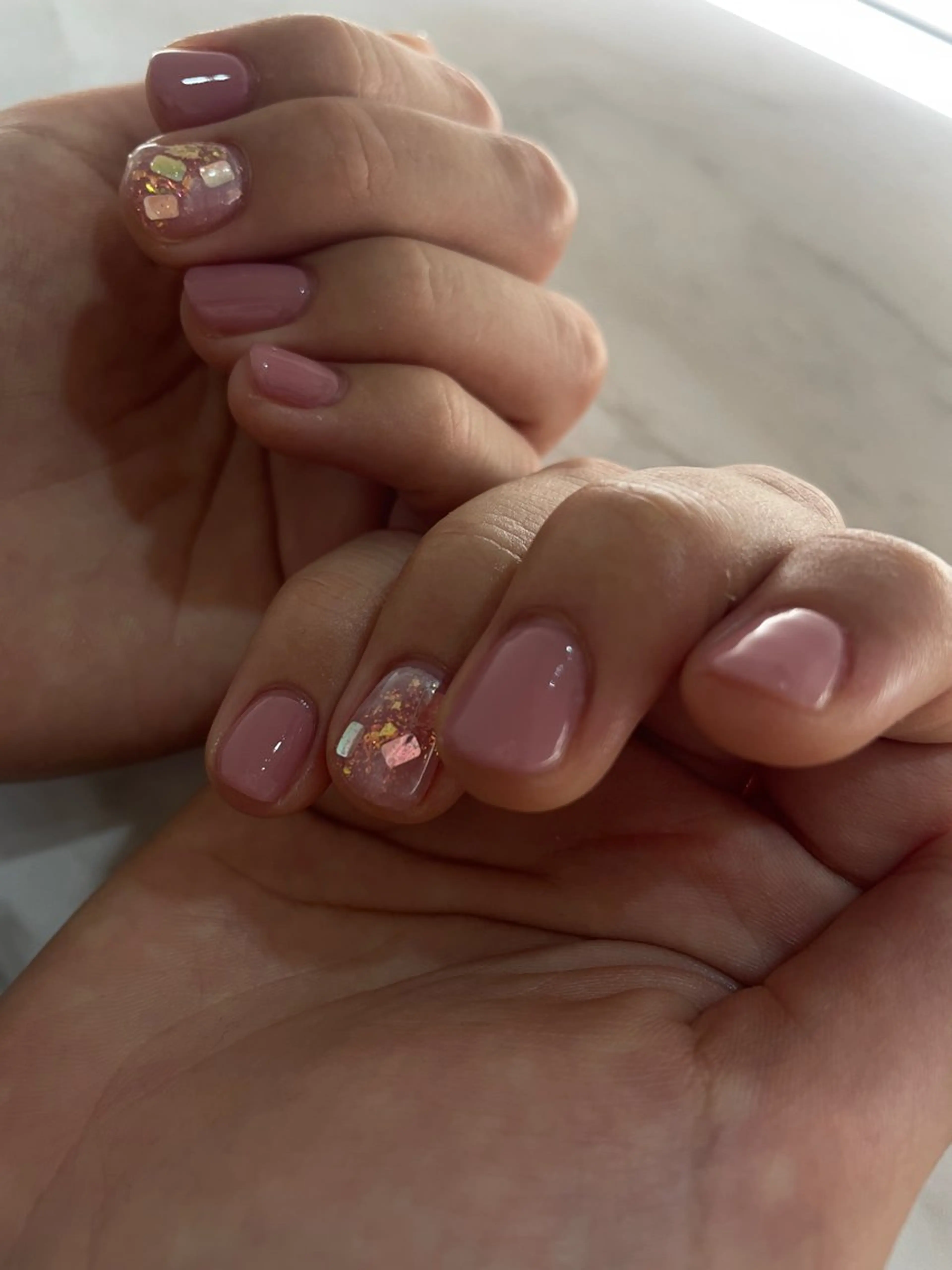 ネイル アートネイル ホログラムネイル キラキラネイル ワンカラーネイル ピンク HENECY🎀 Rinのネイルデザイン