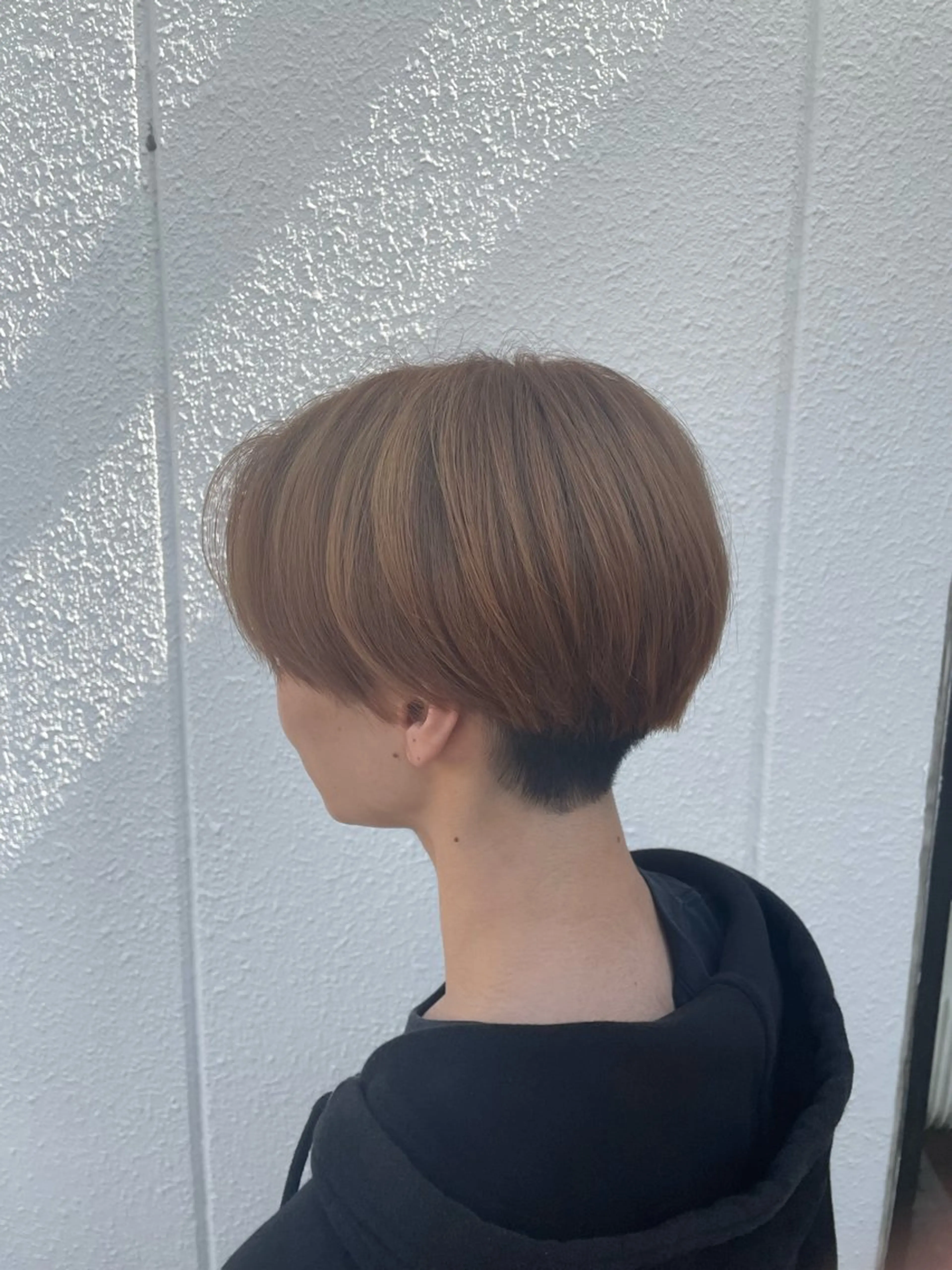 ショート カラー メンズ メンズブリーチ センターパート ツーブロック 刈り上げ ベージュカラー けいせい/横浜/ カラー、パーマ、縮毛のヘアスタイル