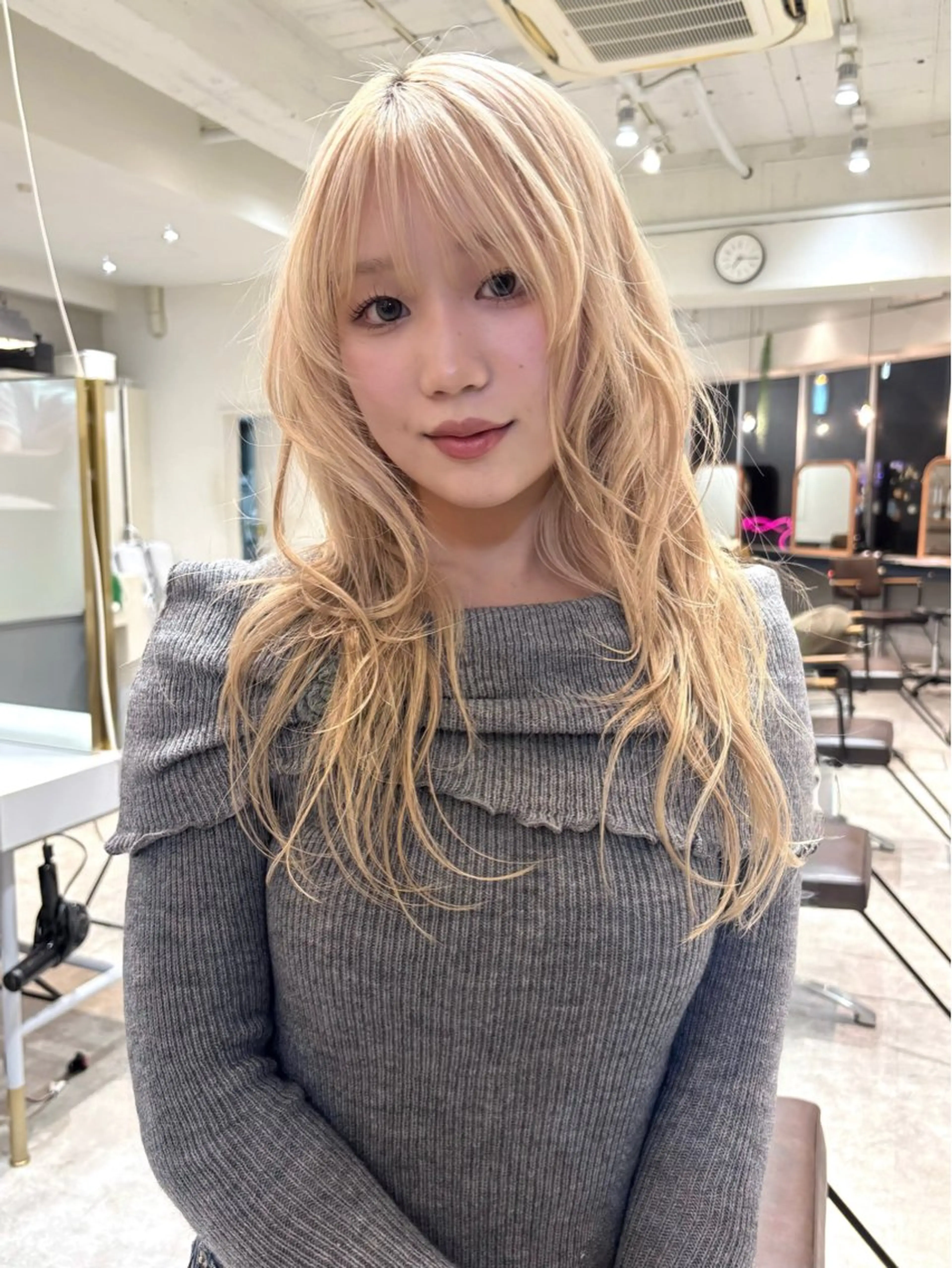 ロング カット ヘアカラー ｍｏｍｏ/ ハイトーン/ベージュのヘアスタイル