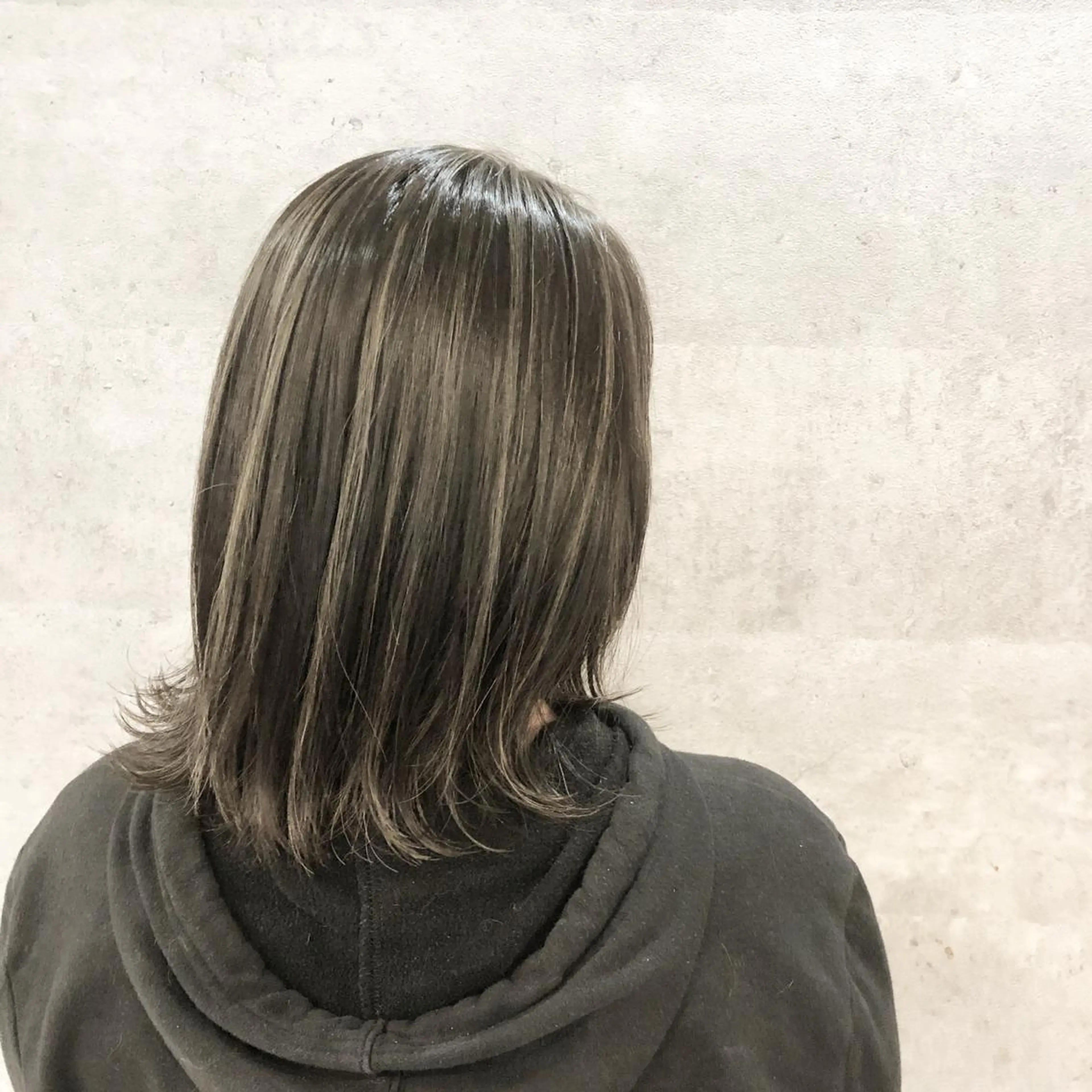 セミロング カラー アッシュ ベージュカラー ハイライトカラー ハイライト 髪質改善で 憧れの潤艶美髪にのヘアスタイル