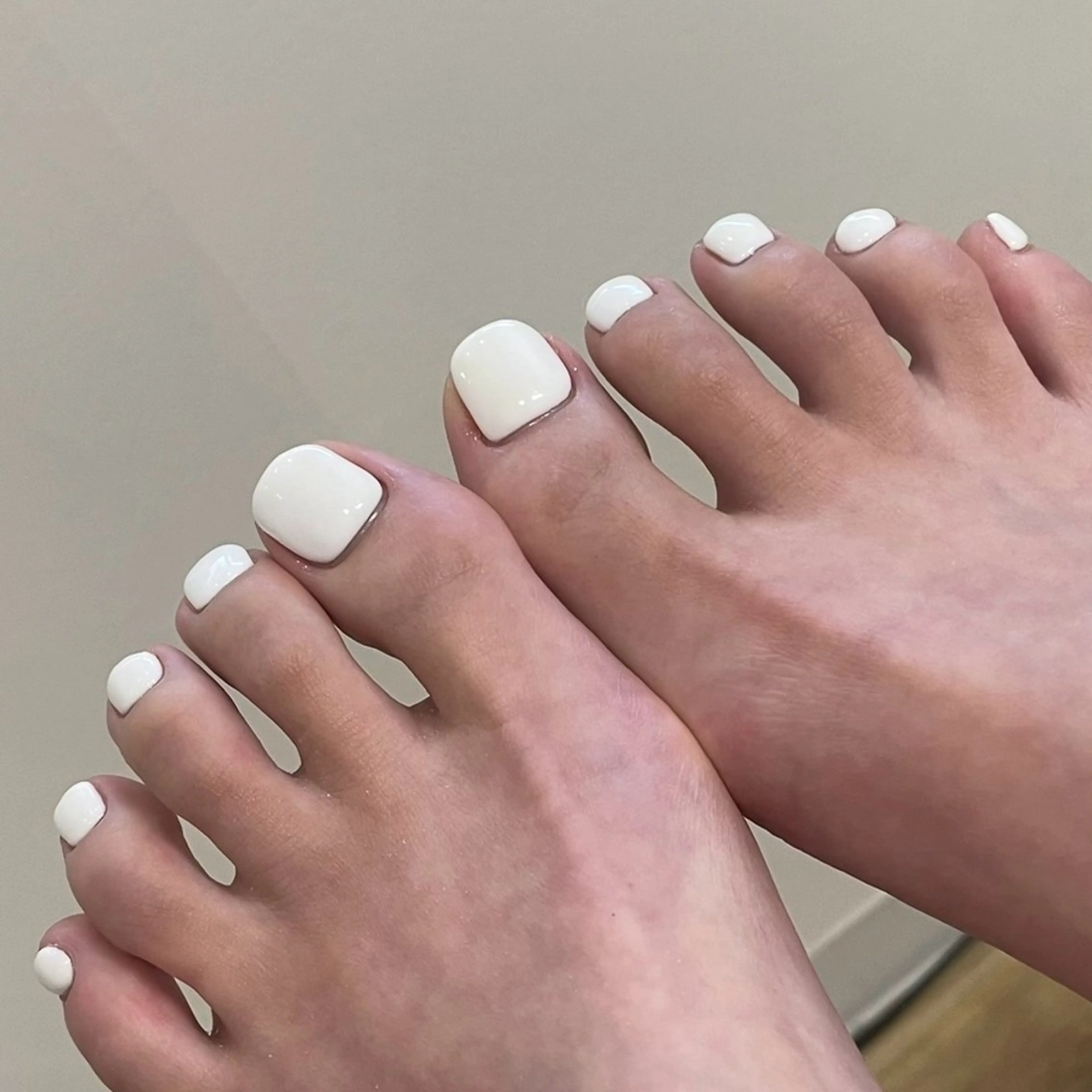 ネイル フットネイル 𝑟𝑖𝑠𝑎 🕯‎🤍のネイルデザイン