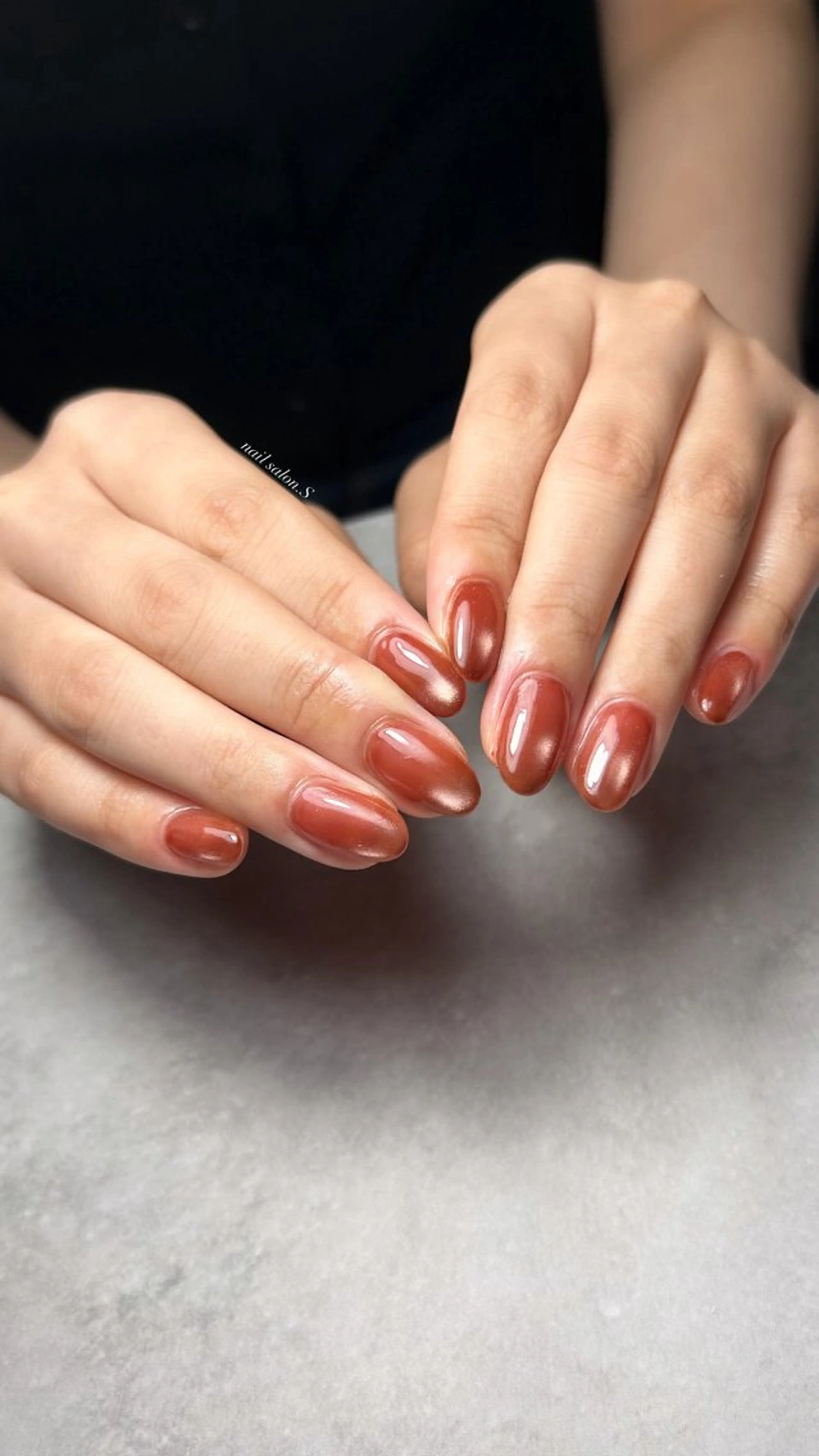 ネイル ブラウン ジェルネイル マグネットネイル ワンカラーネイル 赤色 ハンドネイル 関山 志乃のネイルデザイン