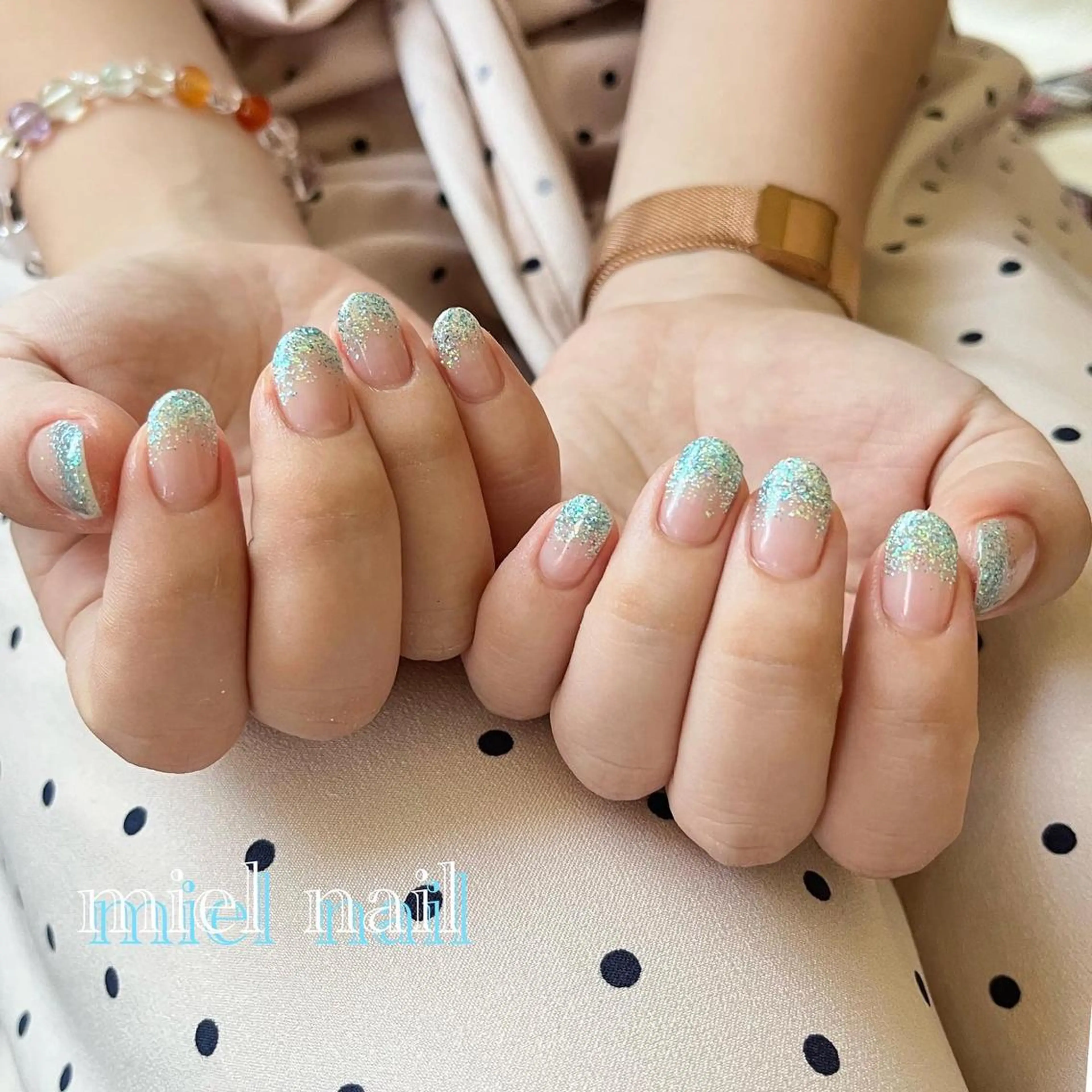 ネイル ブルー グラデーション ラメ(グリッター) ラメグラデーション シンプルネイル ハンドネイル miel nailのネイルデザイン