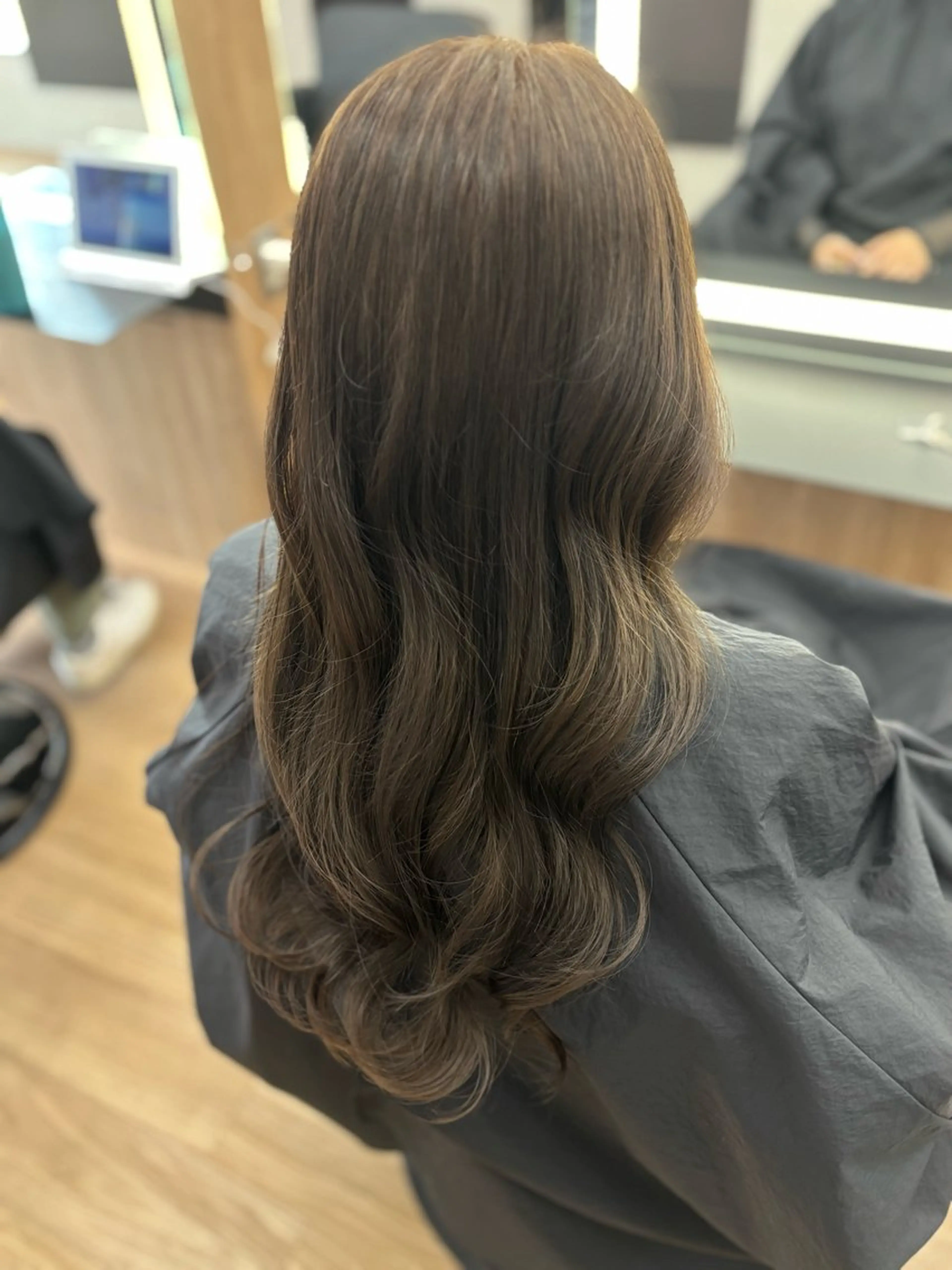 ロング カラー アッシュ カット ヘアカラー 與儀 夢菜のヘアスタイル