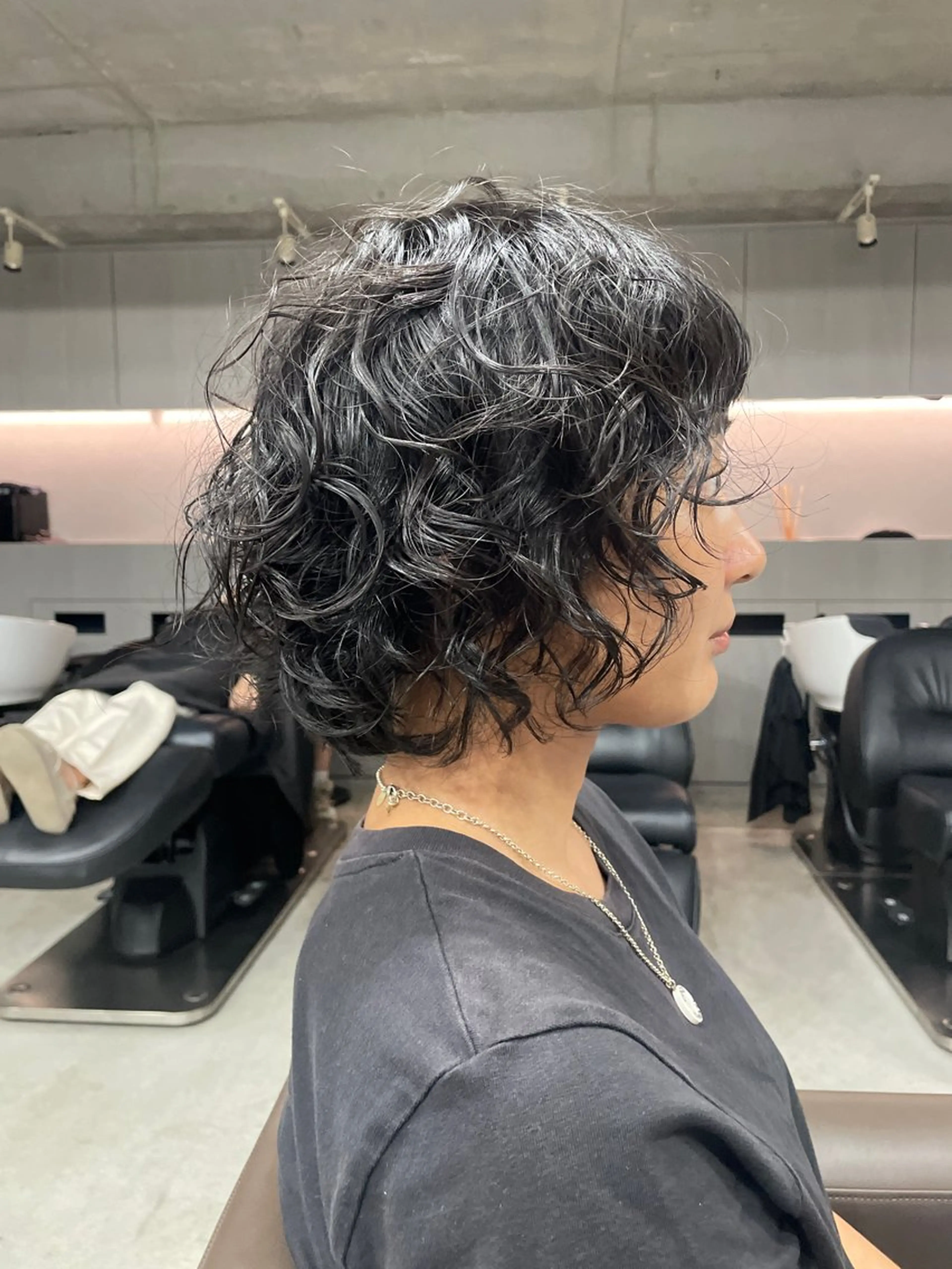 ショート パーマ 曲がる縮毛矯正 センターパートのヘアスタイル