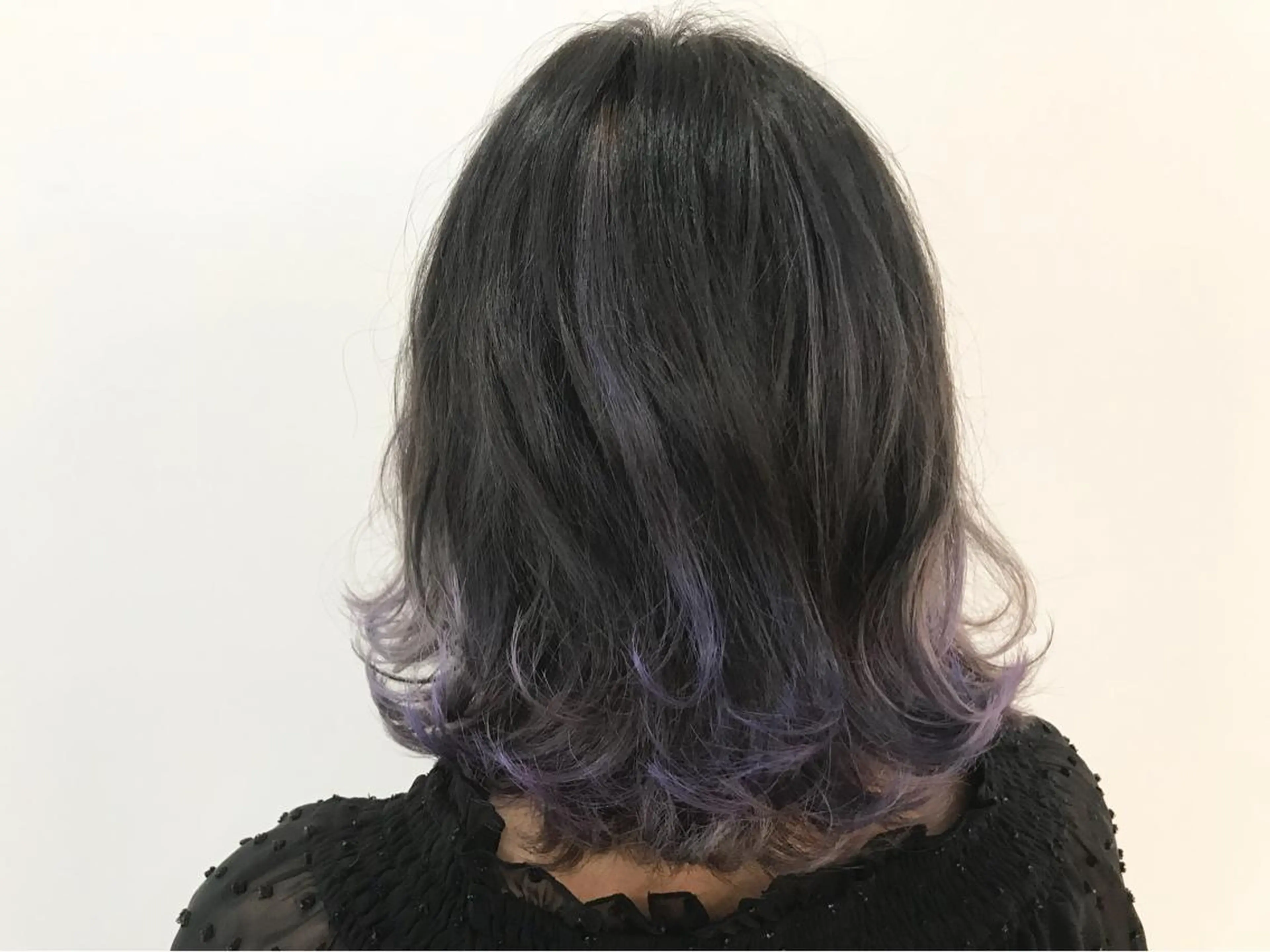 ミディアム カラー グラデーションカラー ハイライトカラー ハイライト ウルフカット レイヤーカット上柿のヘアスタイル