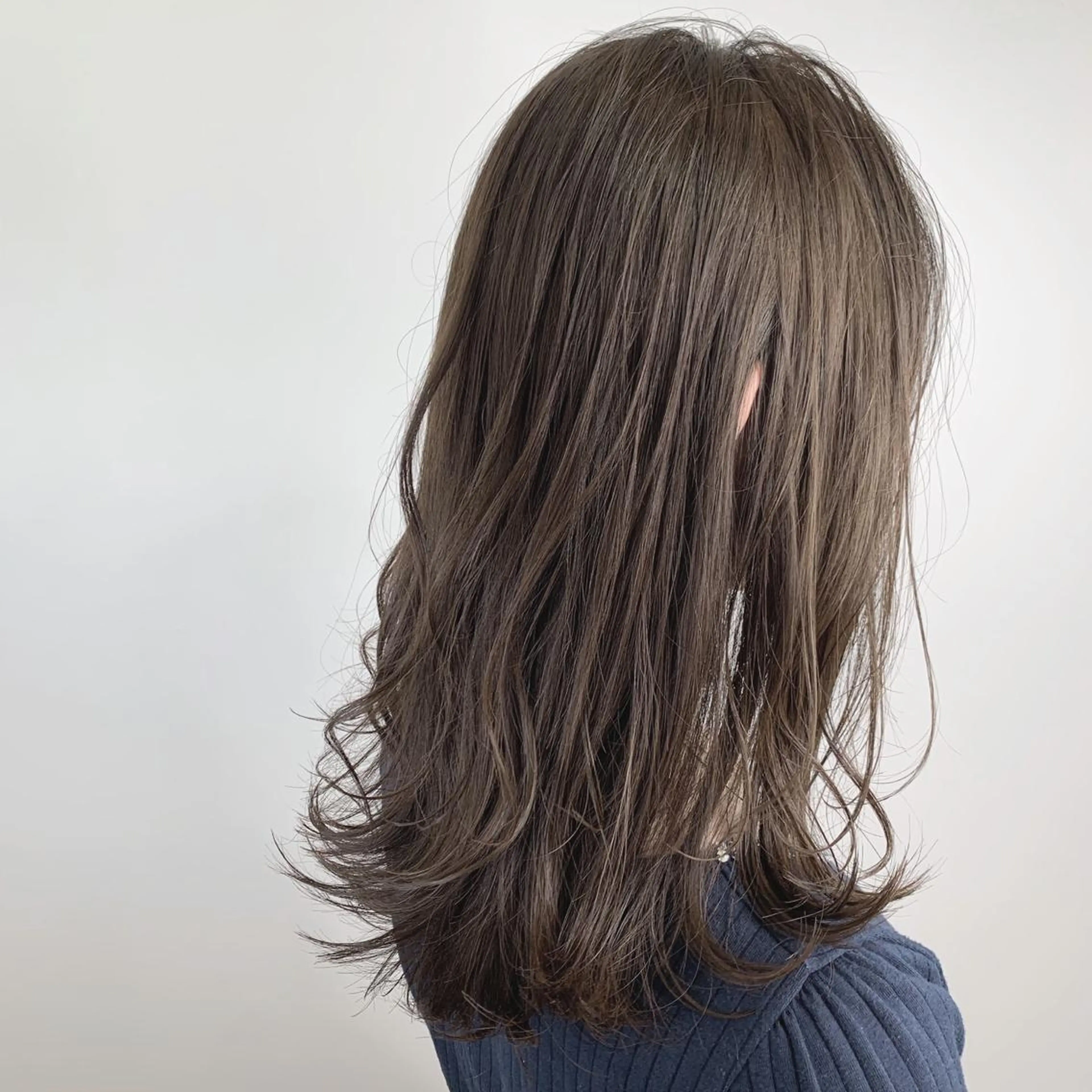 ミディアム アッシュ カット ヘアカラー トリートメント 【White京橋】 岸　拓斗のヘアスタイル