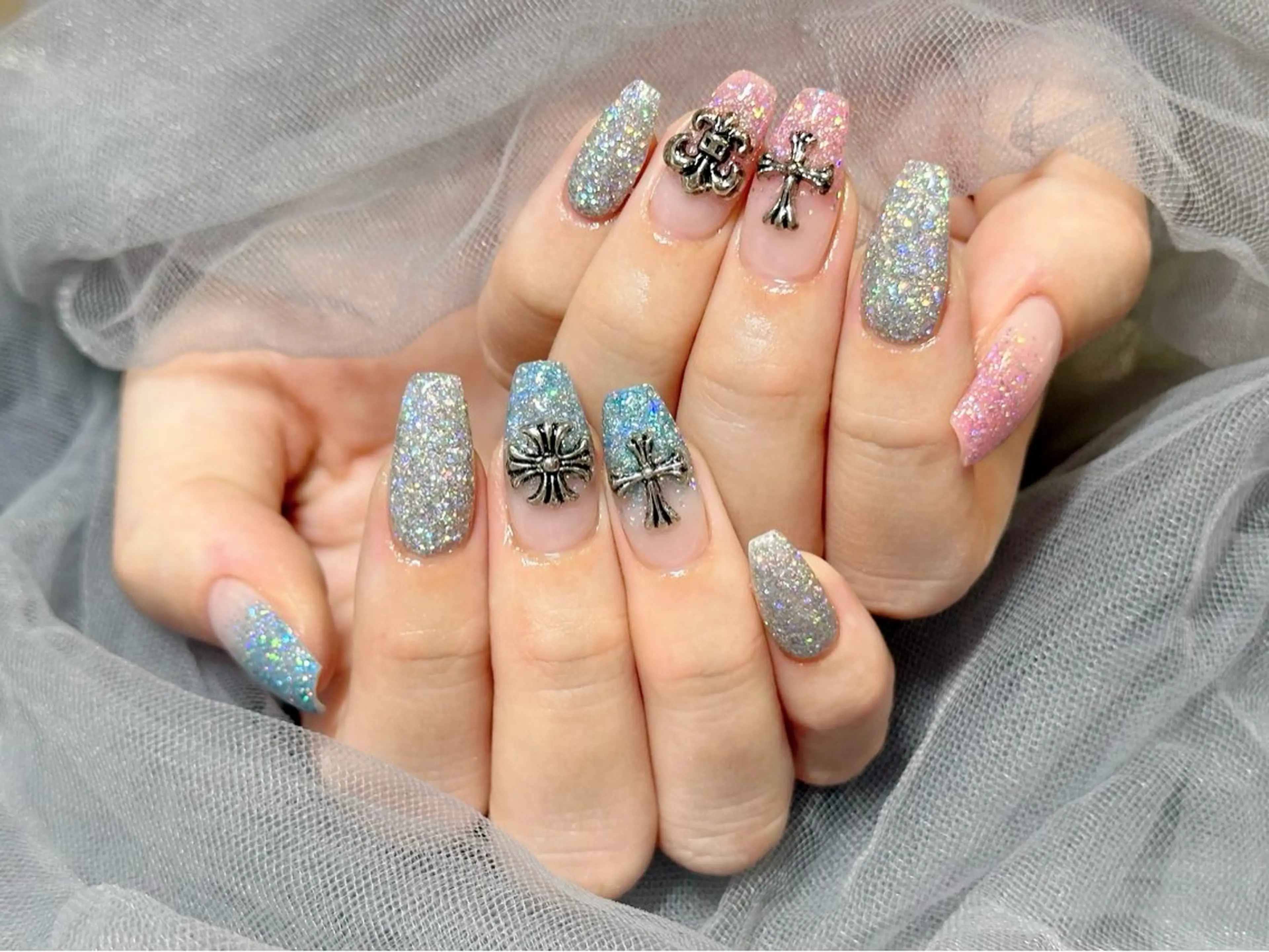 ネイル 水色 ピンク シルバー ハンドネイル Nail Salon KURELLYのネイルデザイン