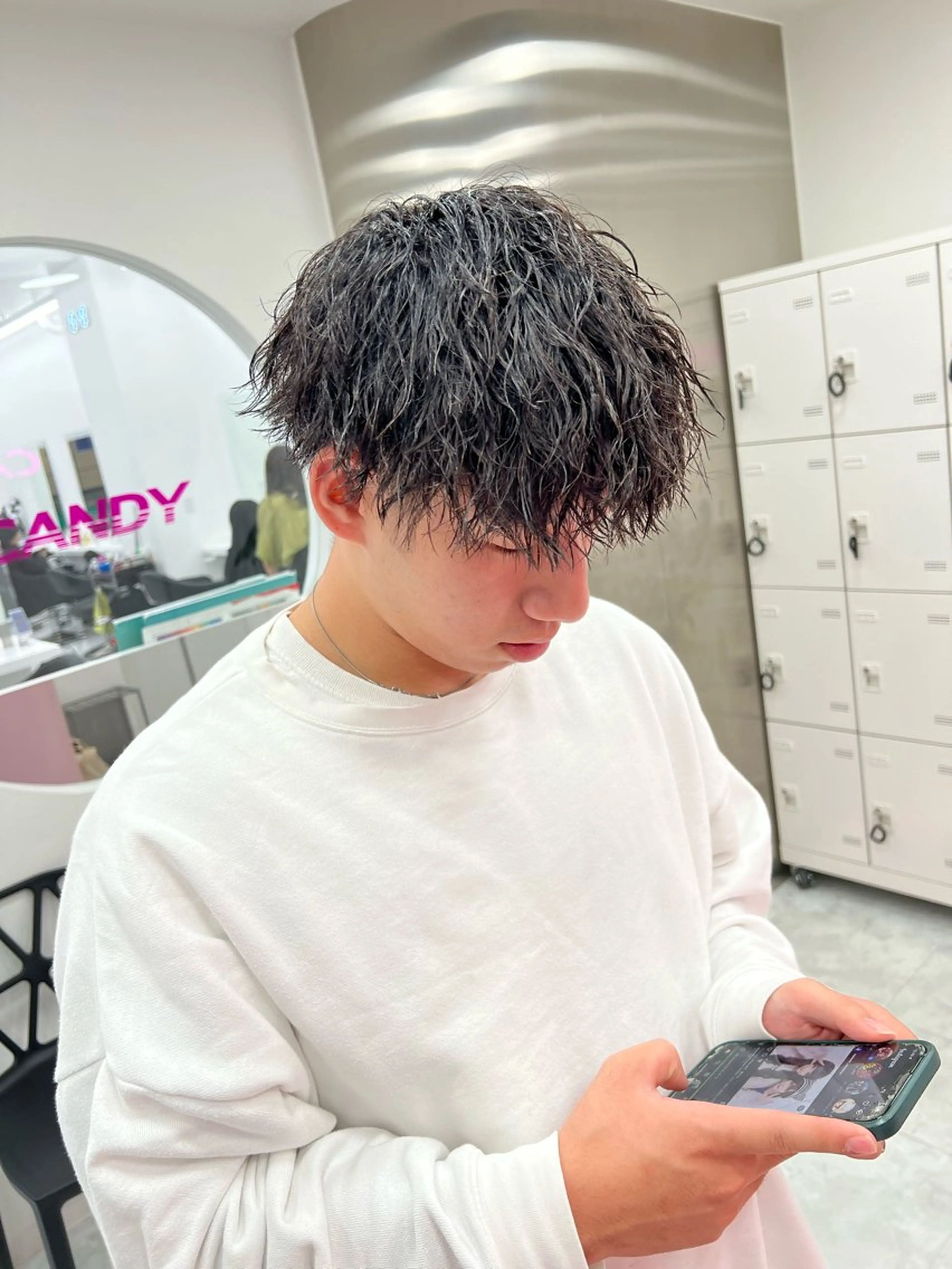 ミディアム パーマ メンズ ミディアムパーマ センターパート メンズ韓国風 韓国マッシュ マッシュウルフ メンズパーマ特化 TAIGAのヘアスタイル