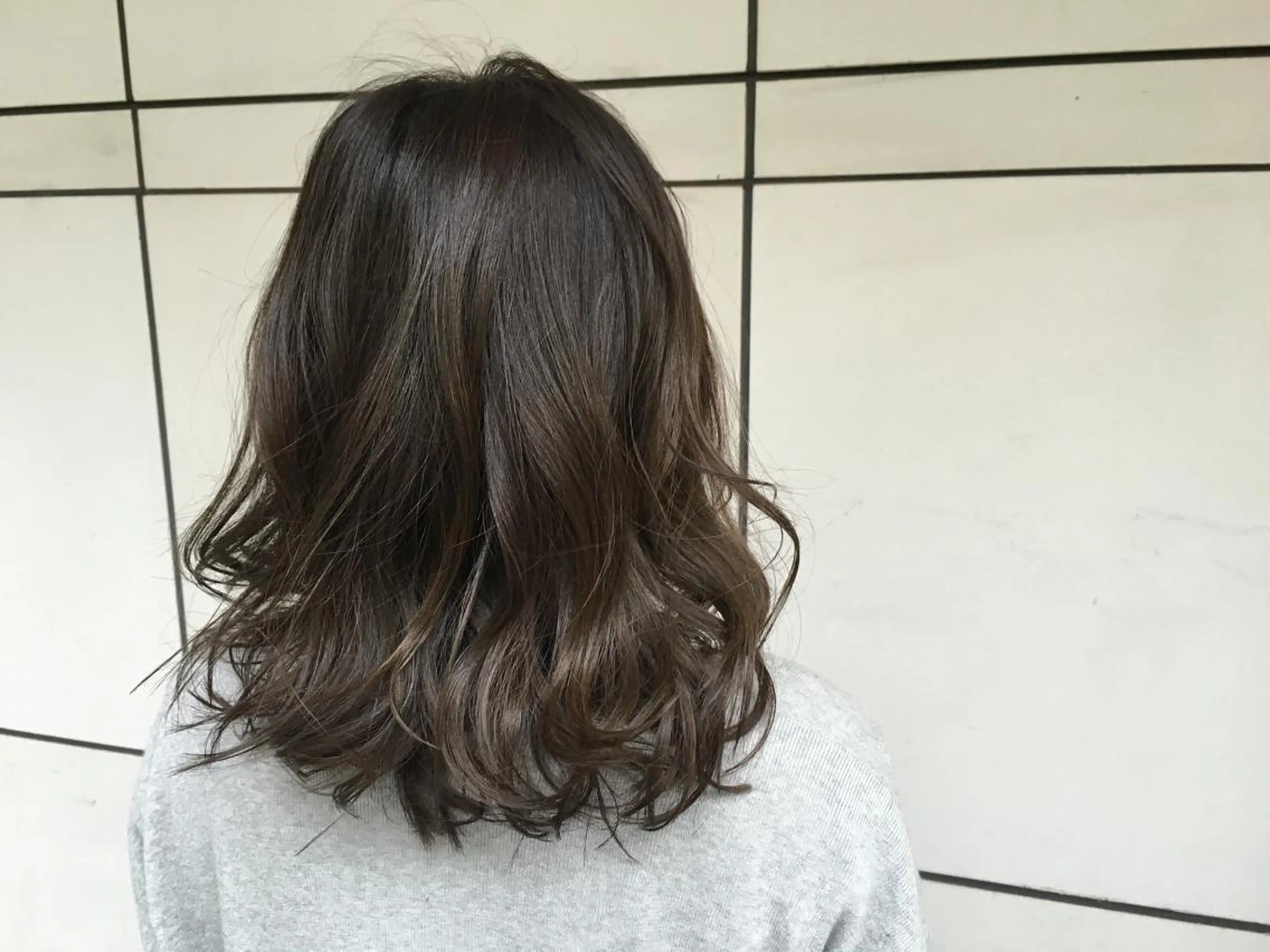 ミディアム カラー グレージュ 沖 宜志のヘアスタイル