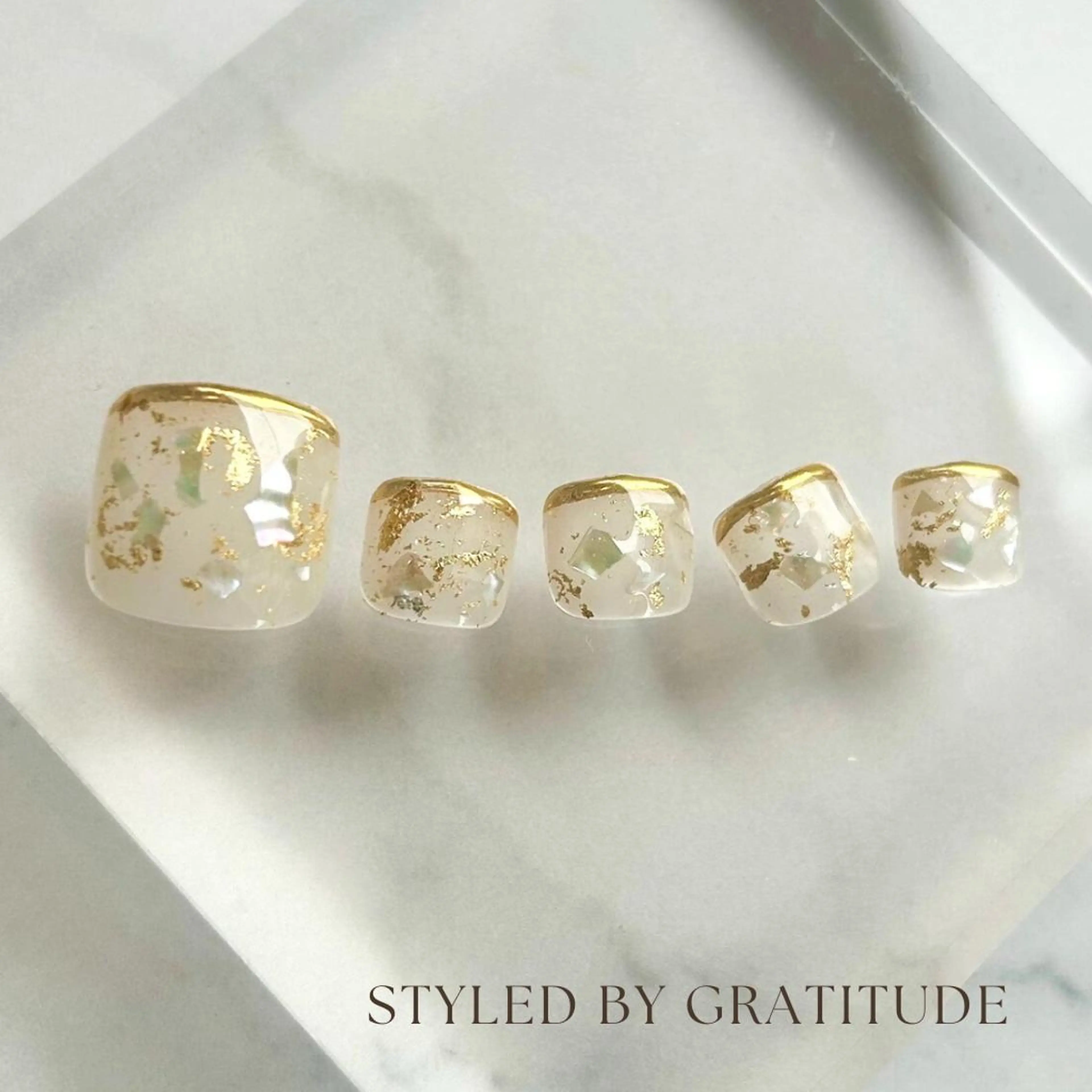 ネイル フットネイル ゴールド gratitude 斎藤のネイルデザイン