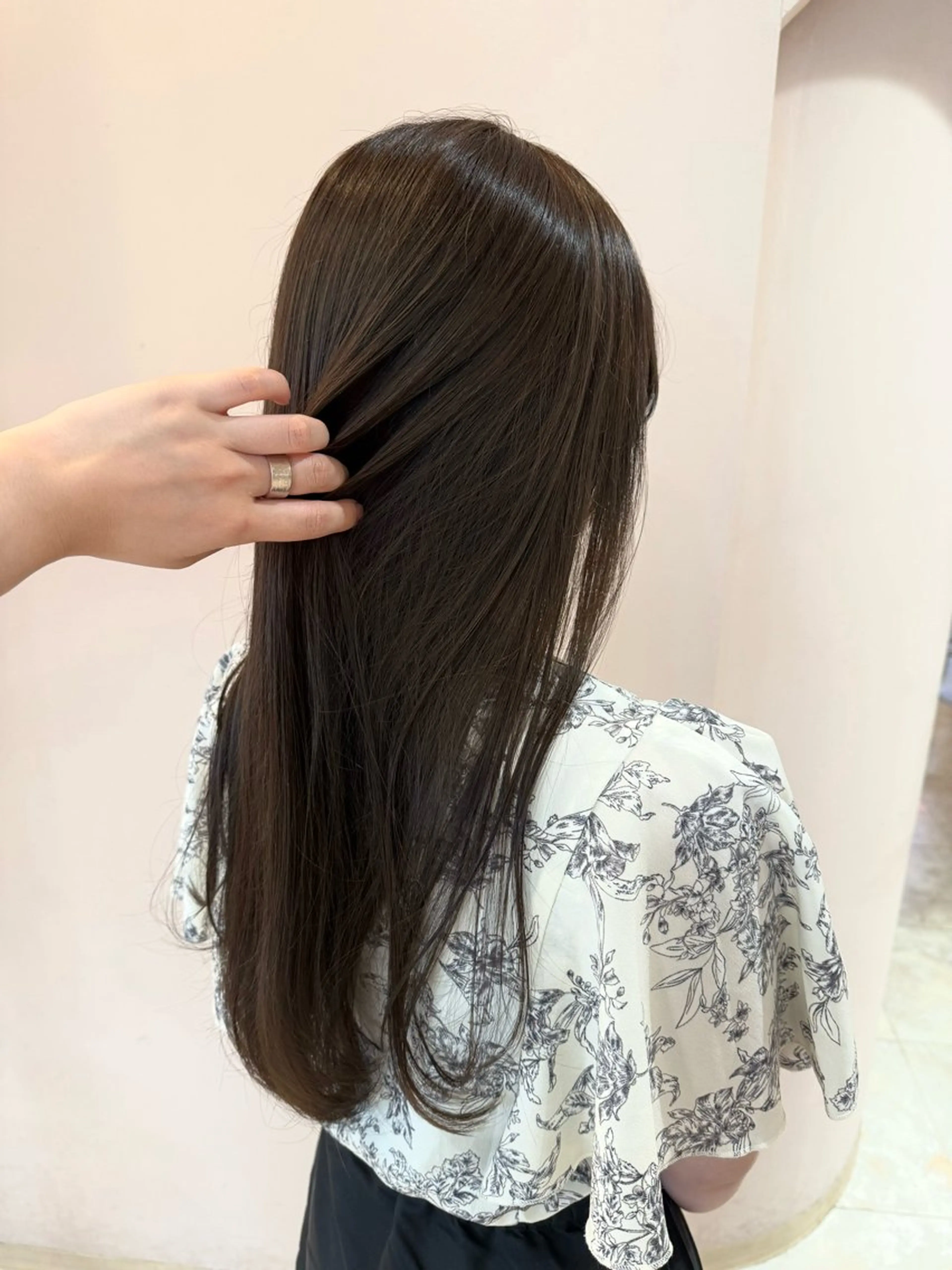 ロング カラー アッシュ ベージュカラー ブラウンカラー オリーブカラー レイヤーカット 鈴木 二依奈のヘアスタイル