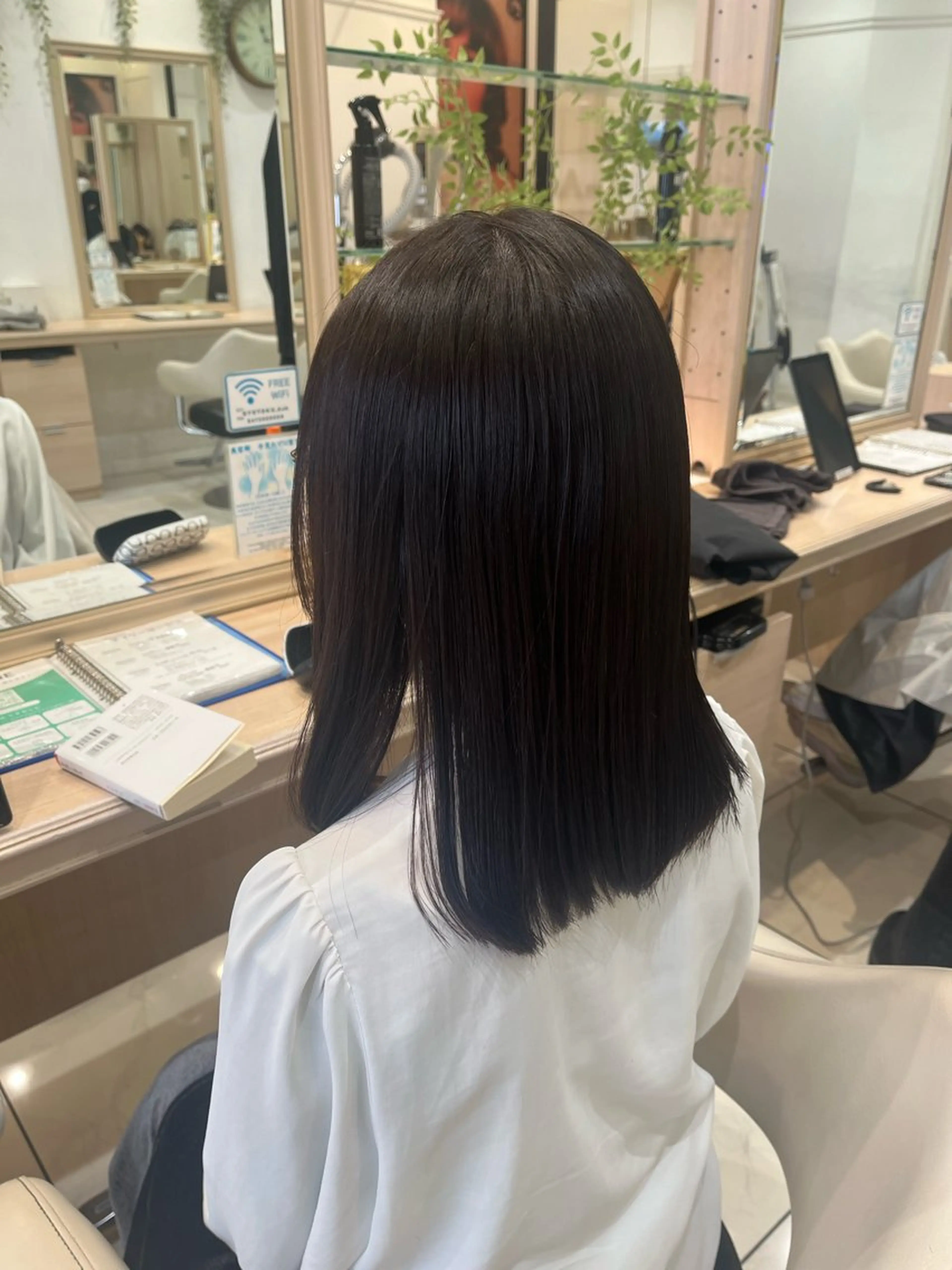 ミディアム カット ヘアカラー 森 瑠海のヘアスタイル