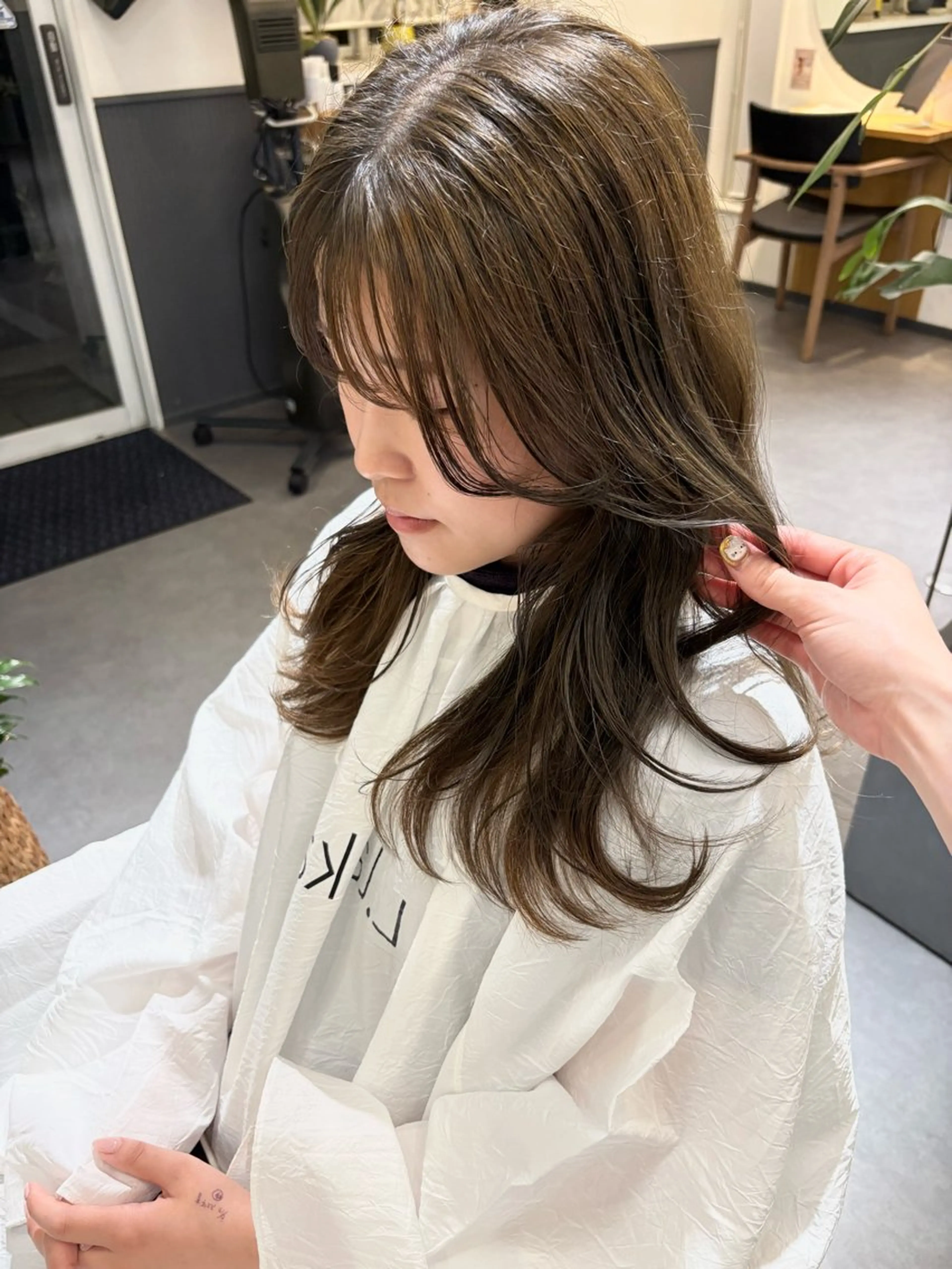 セミロング カラー ベージュカラー ブリーチ 透明感カラー カワクボ ソラのヘアスタイル