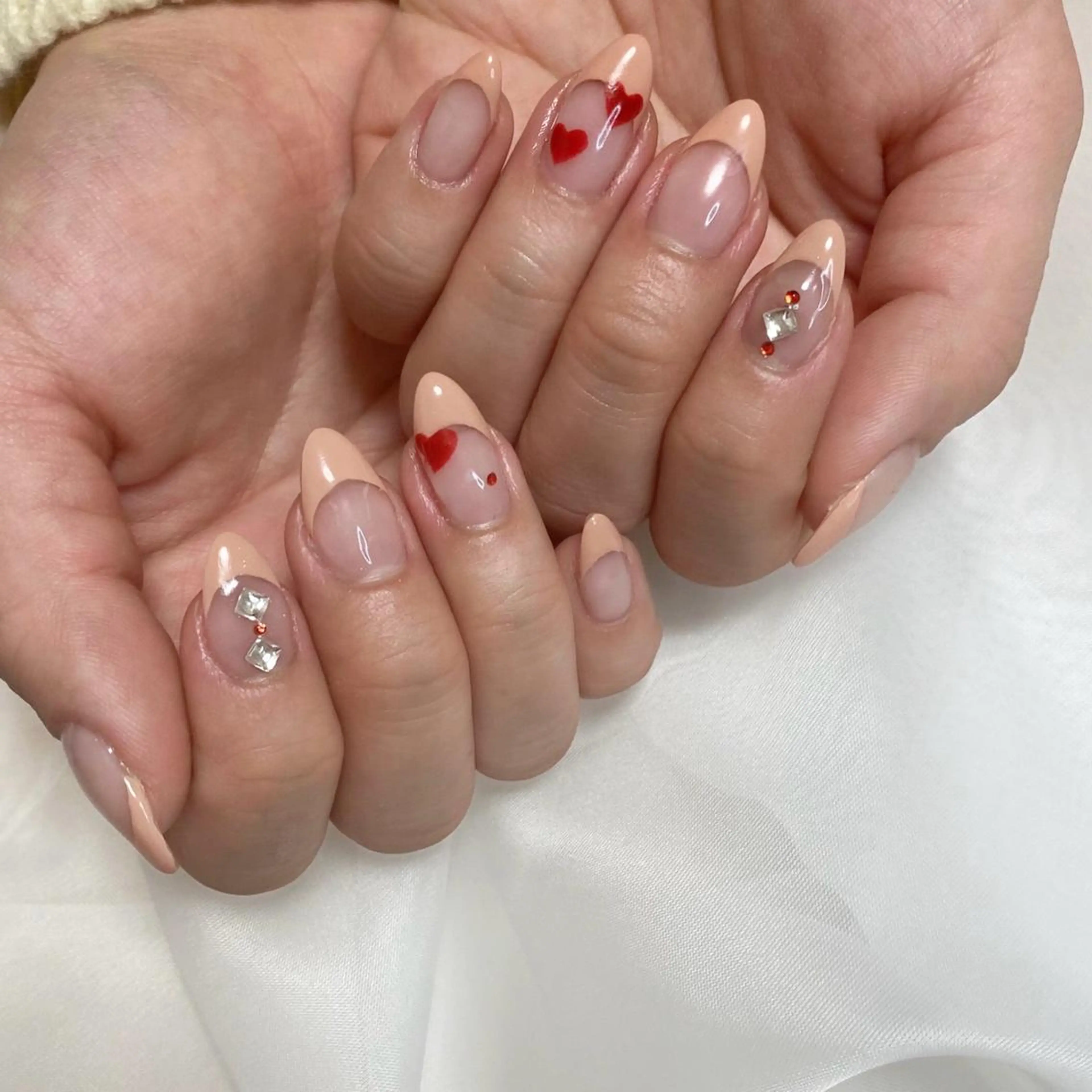 ネイル フレンチネイル ハート キラキラネイル 冬ネイル h.ours _のネイルデザイン