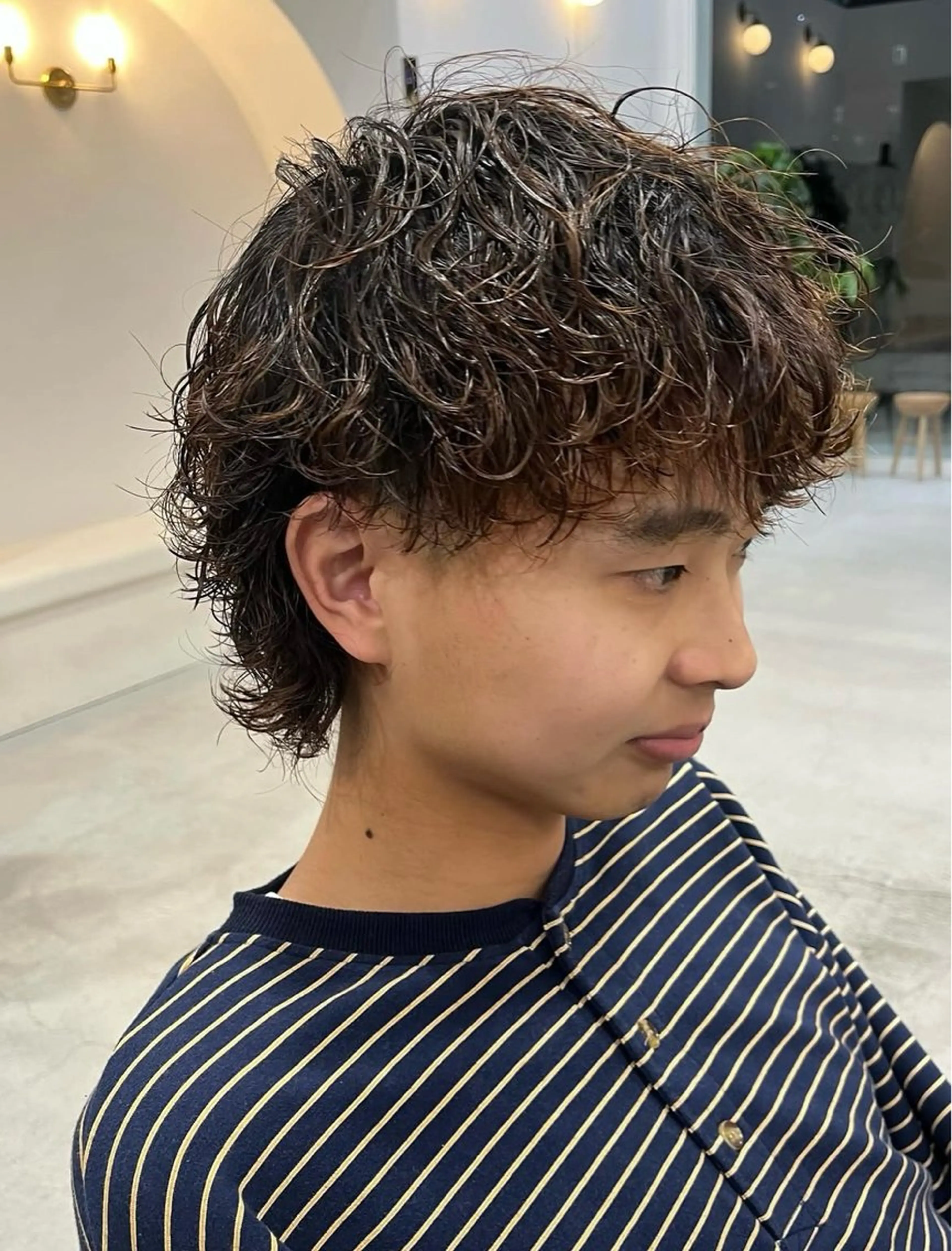 ショート パーマ メンズ フェザーパーマ メンズパーマ メンズツイストパーマ 波巻きパーマ メンズウルフカット 網谷 萌夏のヘアスタイル