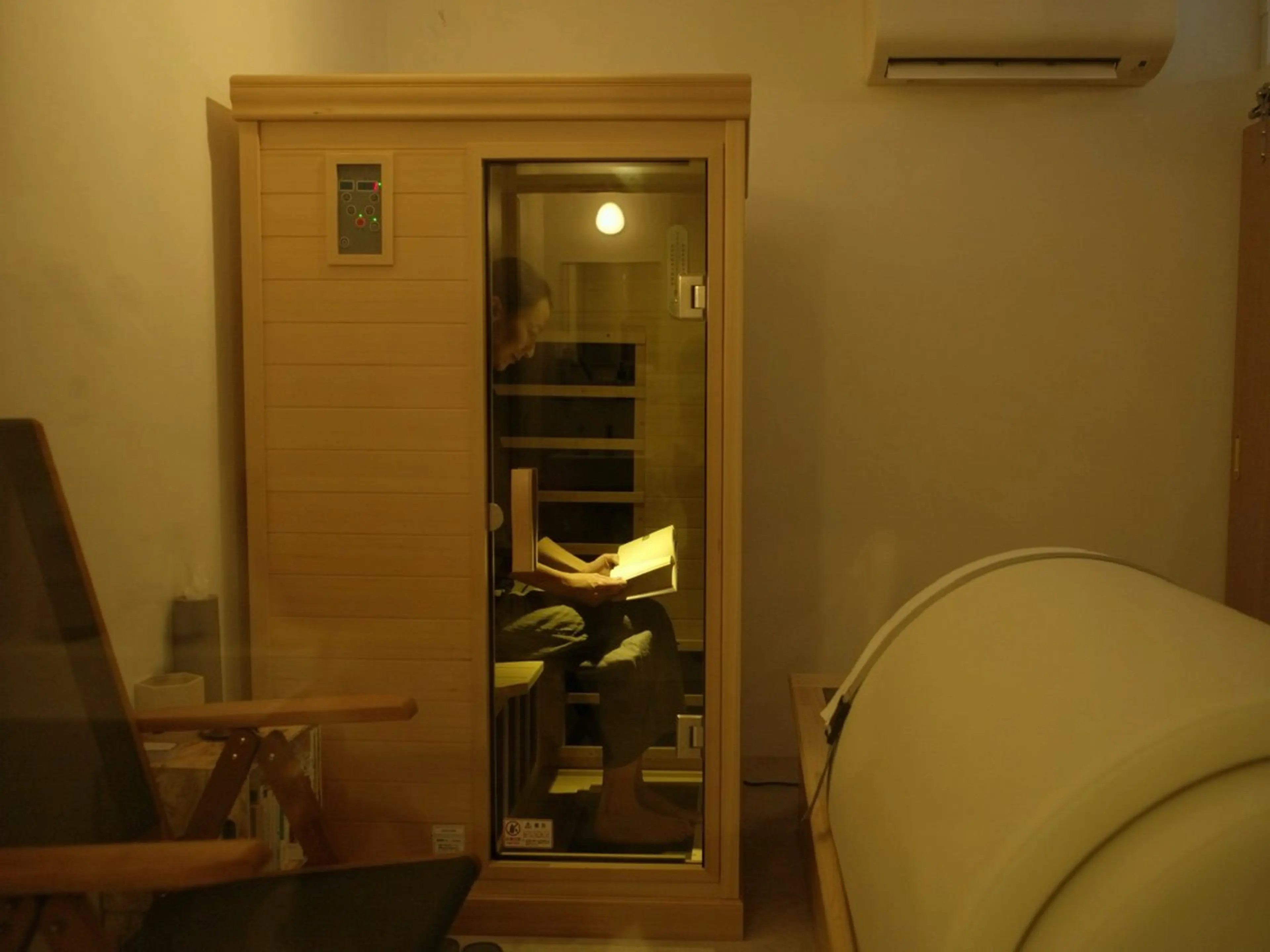 遠赤外線サウナ足裏陶板浴つきスッキリ汗だくデトックスお着替えシリカ水つきの写真