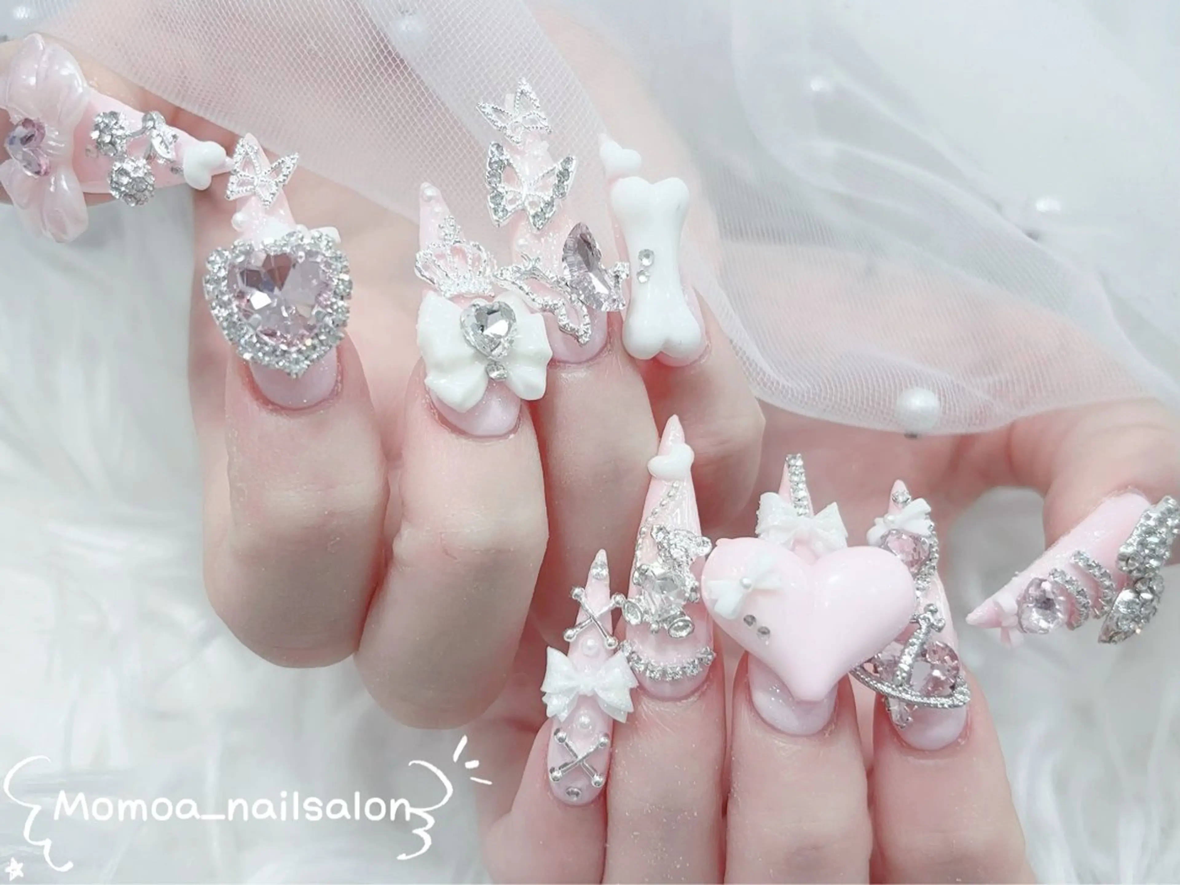 ネイル キラキラネイル マグネットネイル リボン スカルプネイル 冬ネイル ハンドネイル MoMoA Nail ネイル長さ出し専門店のネイルデザイン