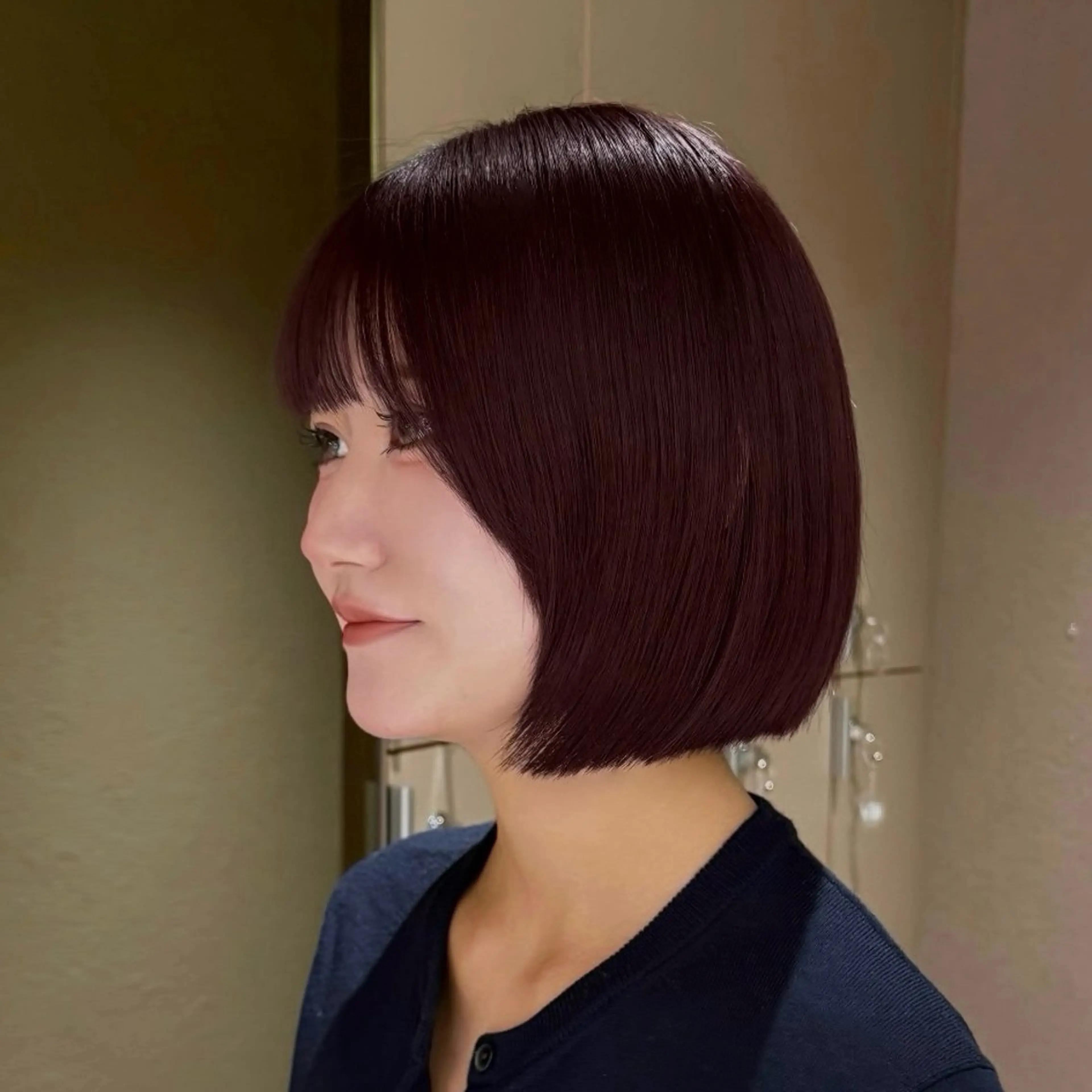 ショート カラー ブリーチ ボルドーカラー ブリーチなしカラー カット ヘアカラー トリートメント Akari暖色カラー /レイヤーカットのヘアスタイル