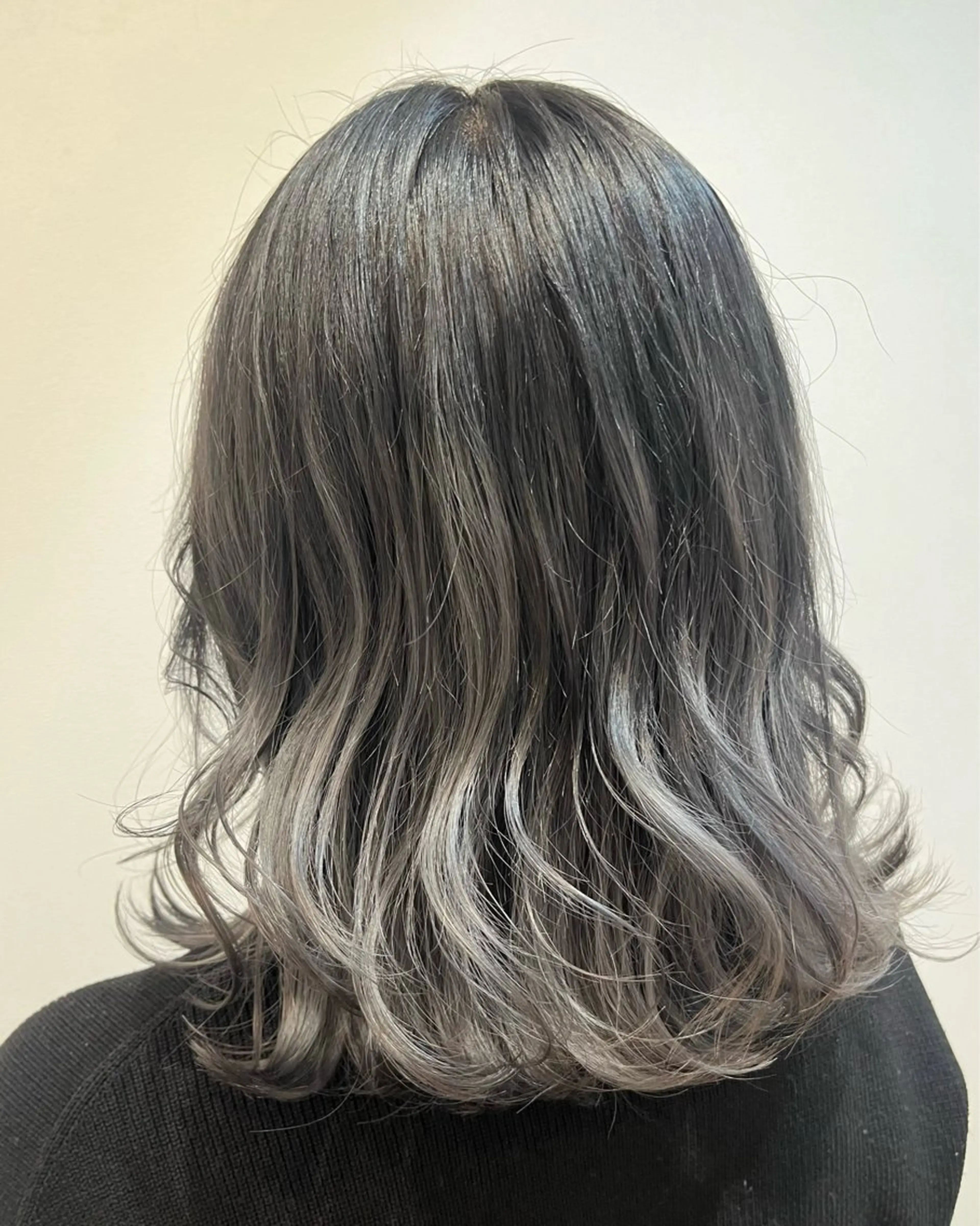 ミディアム カラー ブリーチ グラデーションカラー グレージュ シルバー シルバーグレージュ ヘアカラー トリートメント 🌼カラー 🌼渡辺歩🌼のヘアスタイル