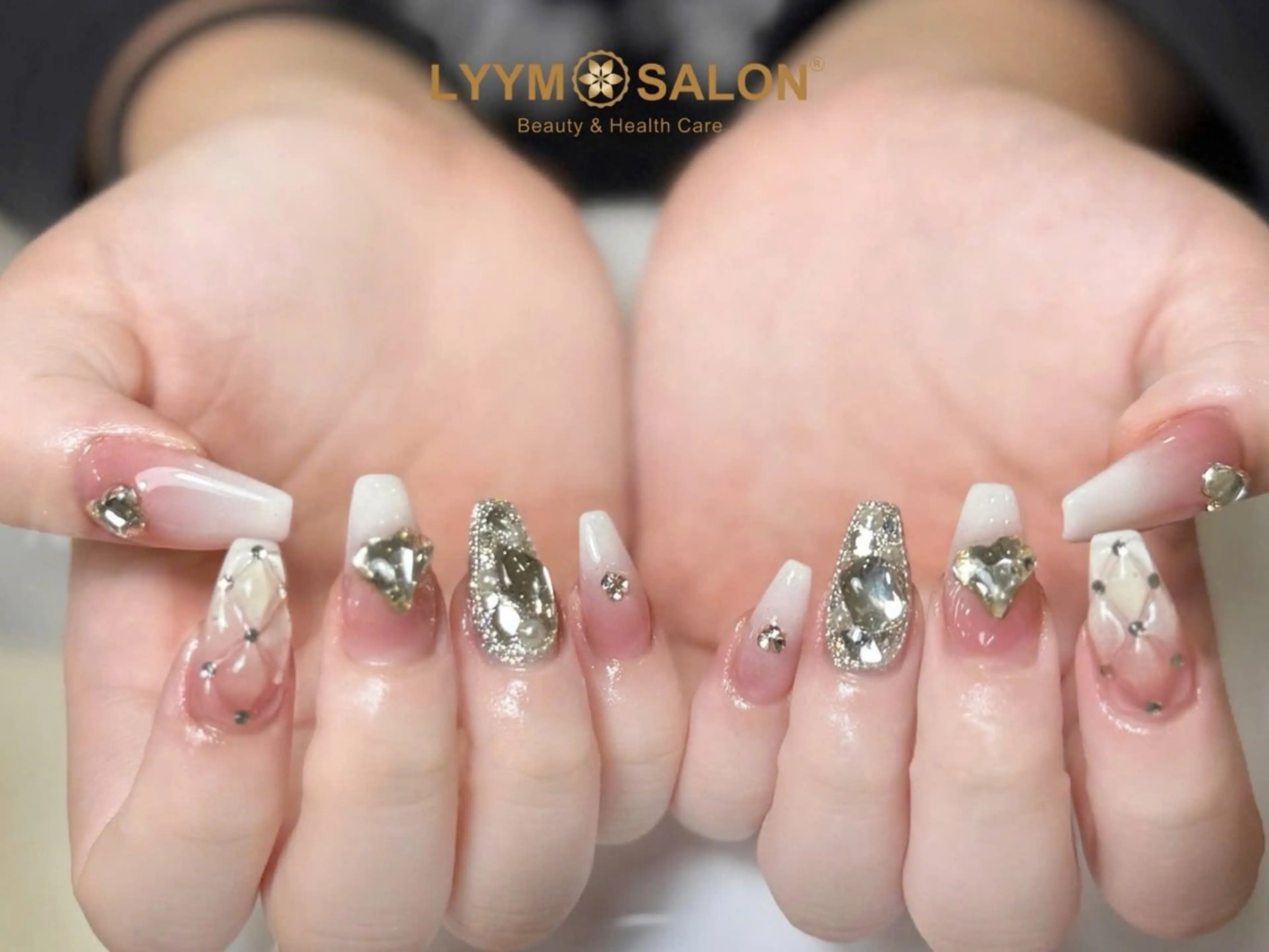 ネイル 長さ出し ゴールド 韓国ネイル リボン ハンドネイル LYYM Salonのネイルデザイン