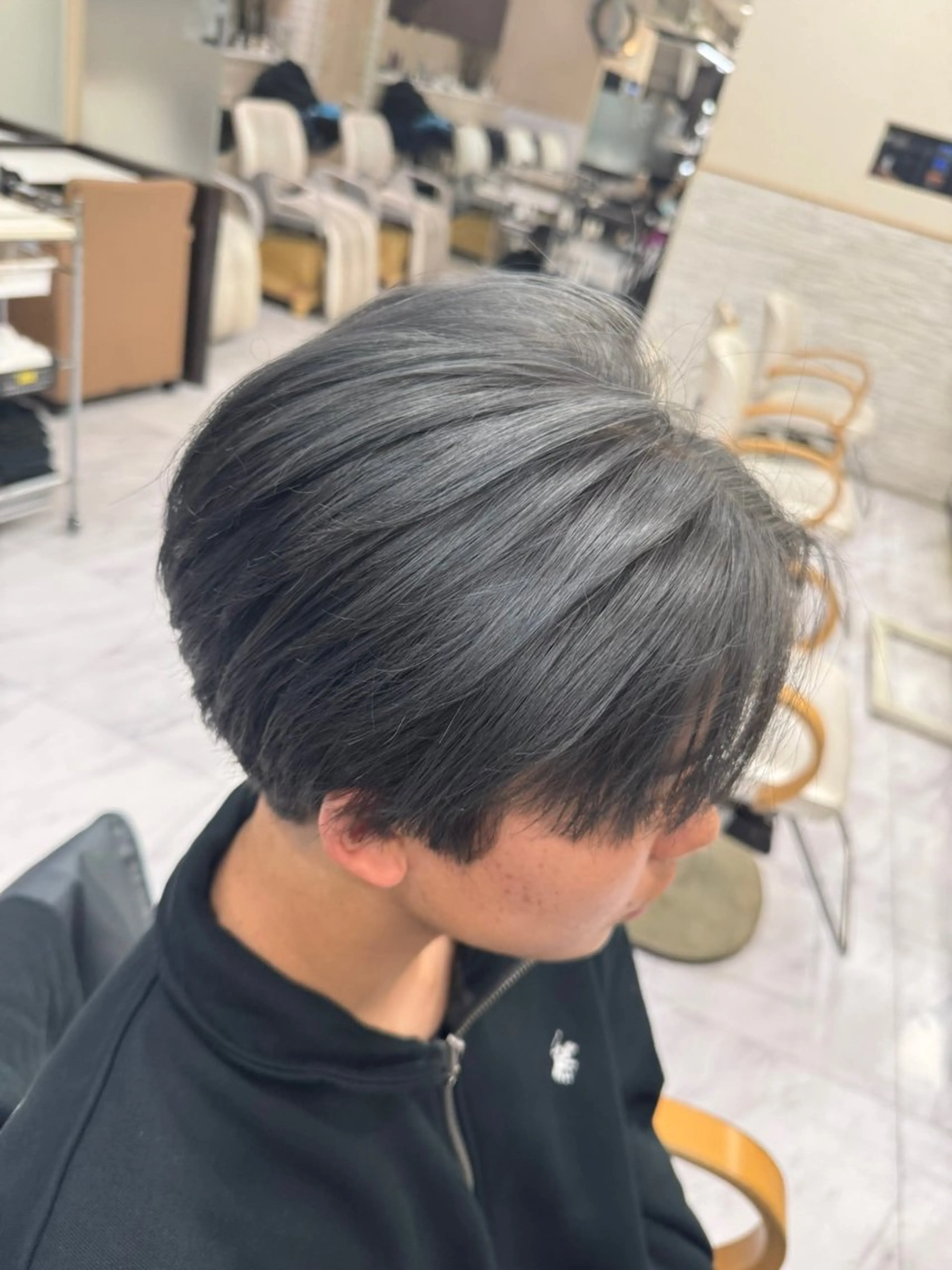 ショート カラー ヘアアレンジ メンズ 切りっぱなしボブ 前下がりボブ メンズブリーチ メンズハイライト メンズハイトーン カット ヘアカラー トリートメント 目黒 碧人のヘアスタイル