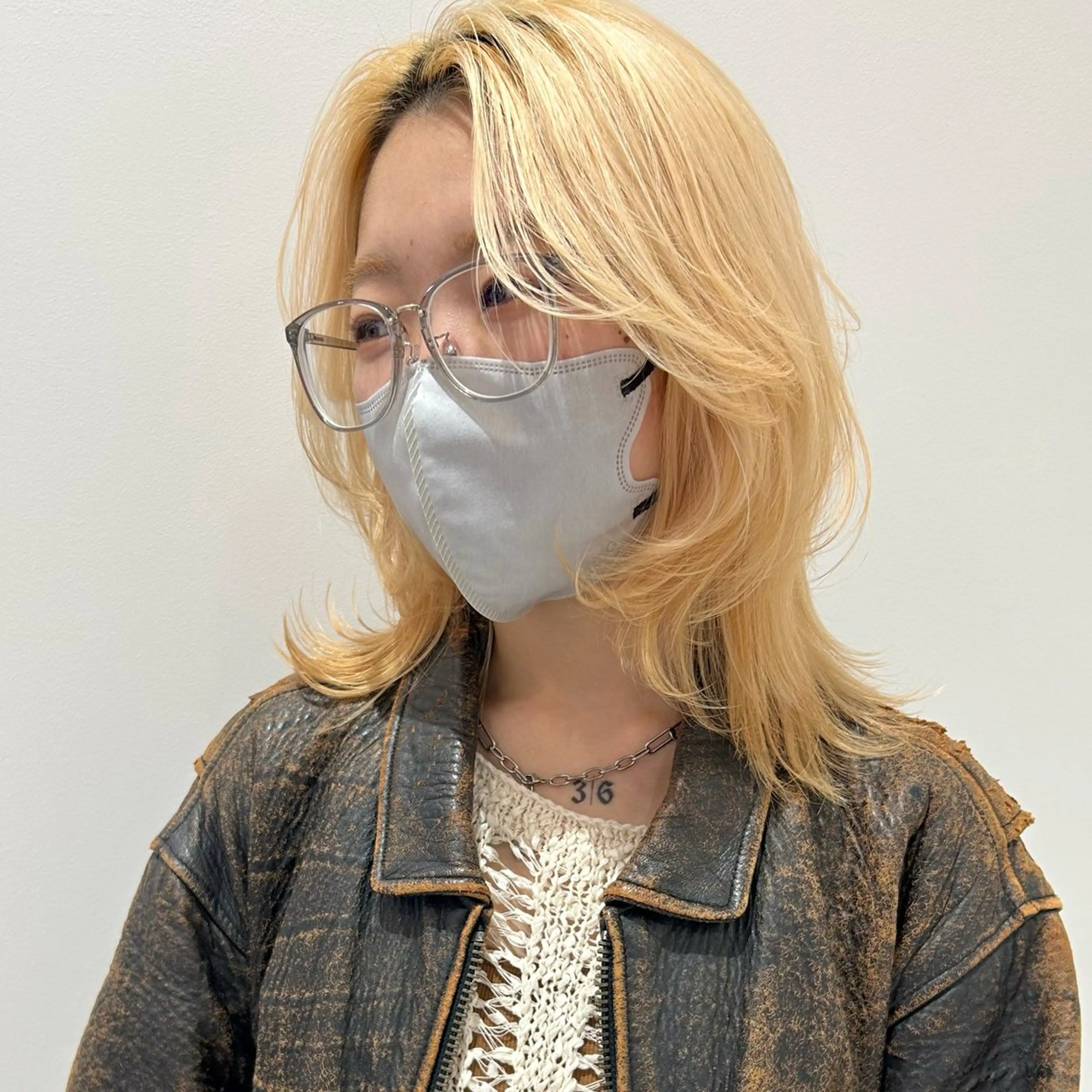 ミディアム レイヤーカット カット ヘアカラー トリートメント ハイトーン/ブリーチ 似合せカット/パーマのヘアスタイル