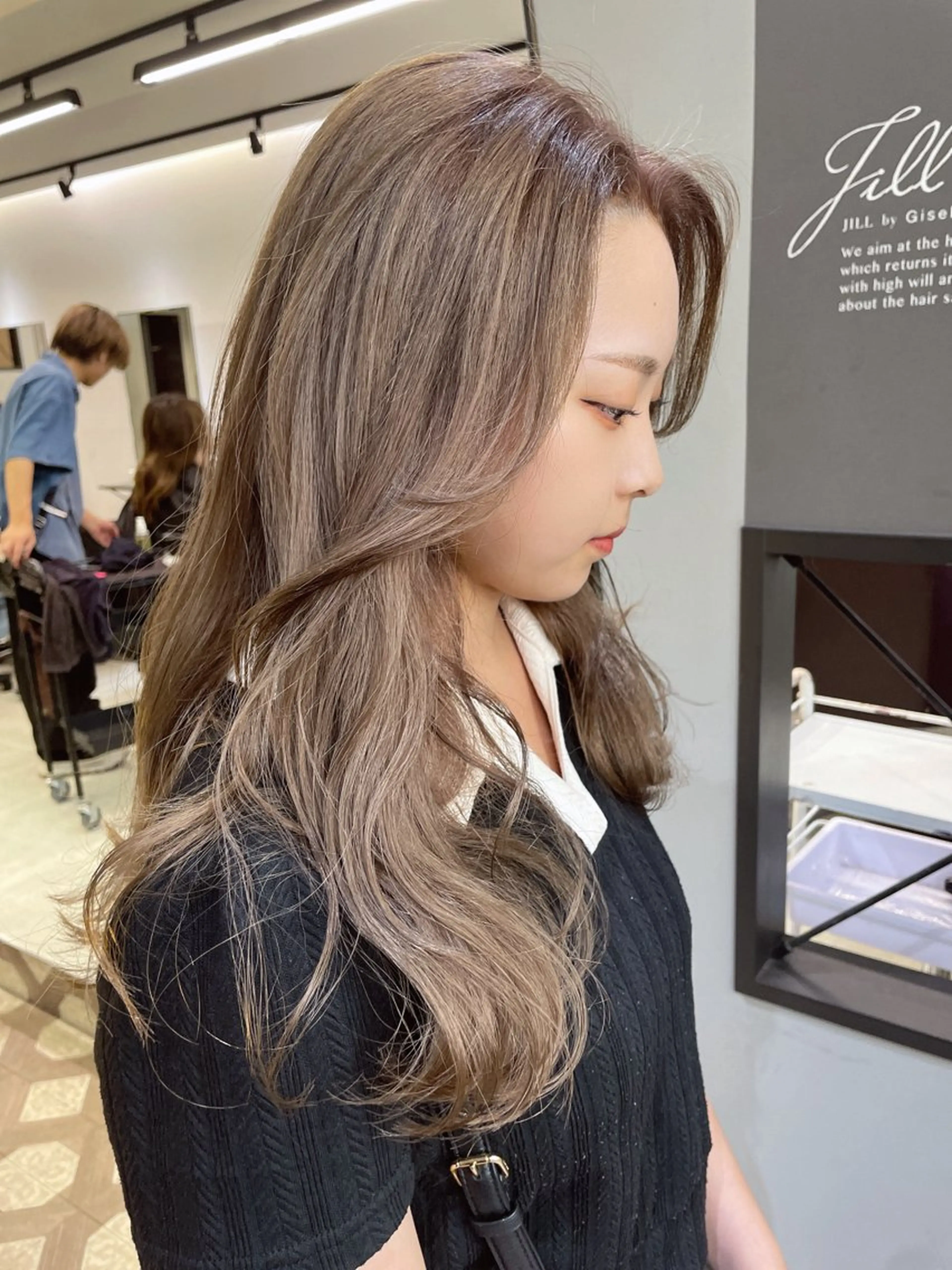 カラー ベージュカラー ミルクティーベージュ AIRI layer cut hairのヘアスタイル