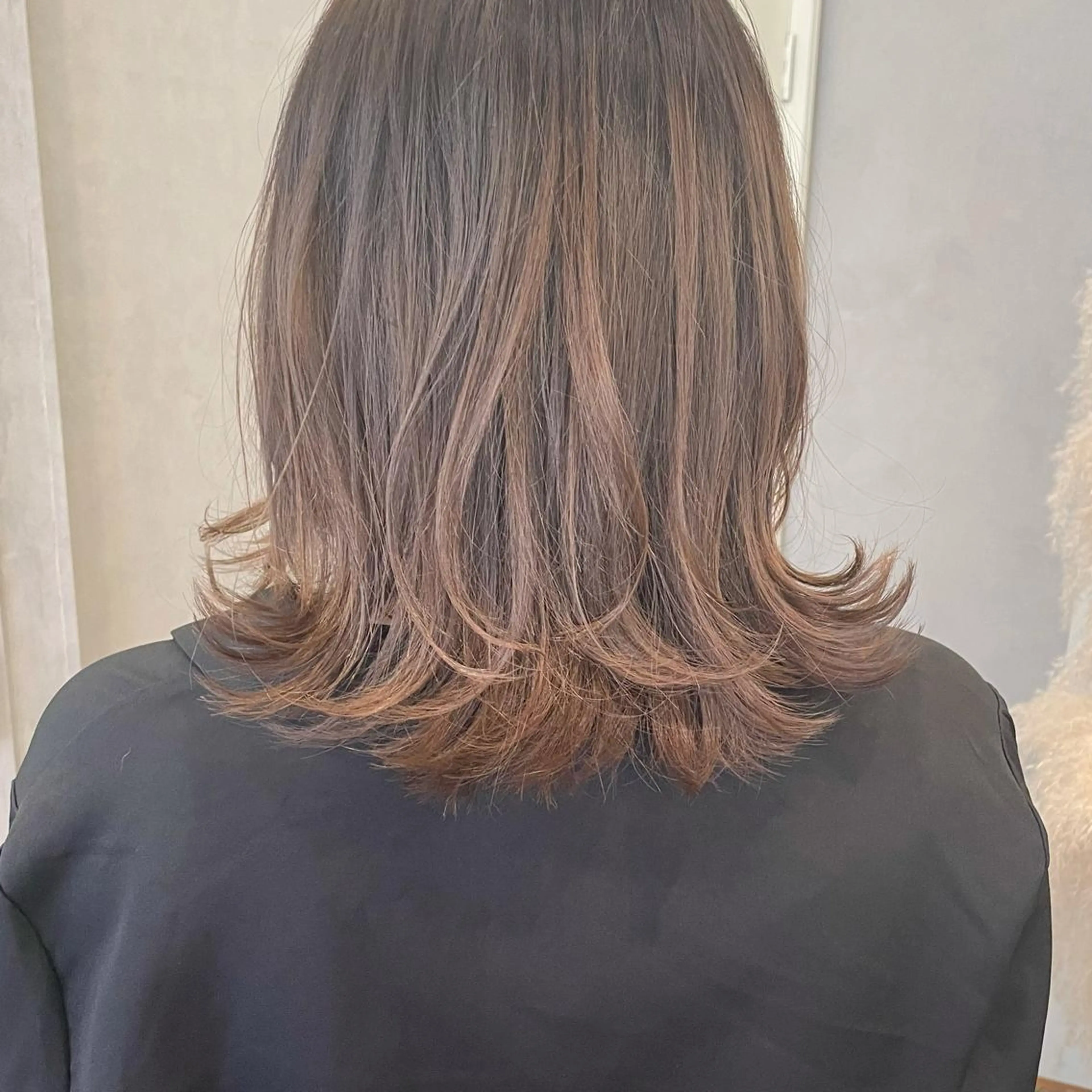 ミディアム くびれヘア レイヤーカット カット ヘアカラー はるか 💐 お悩み改善美容師のヘアスタイル