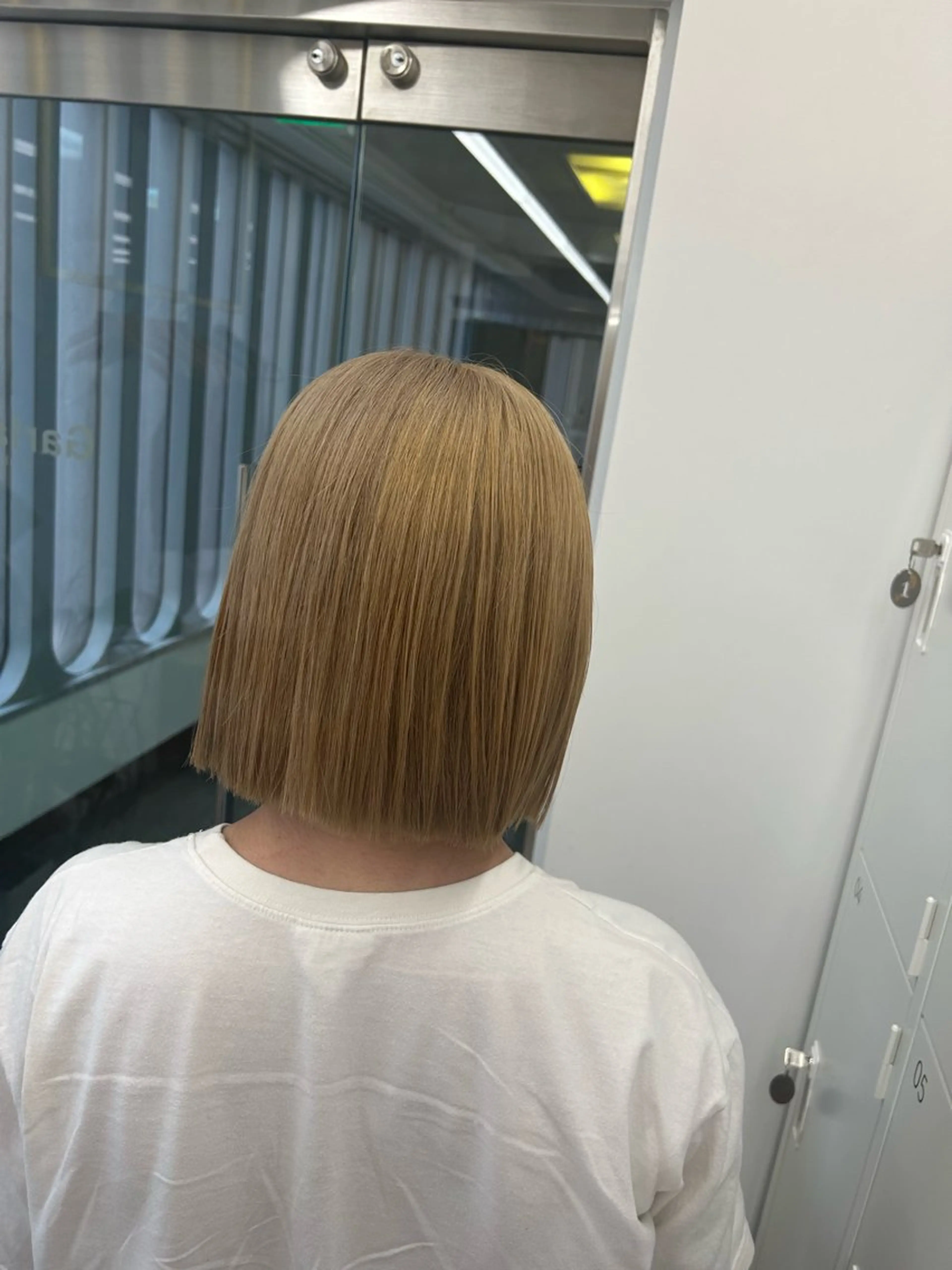 ショート カラー 切りっぱなしボブ ブリーチ ボブ カット 縮毛矯正 Nanaha /レイヤーカットのヘアスタイル