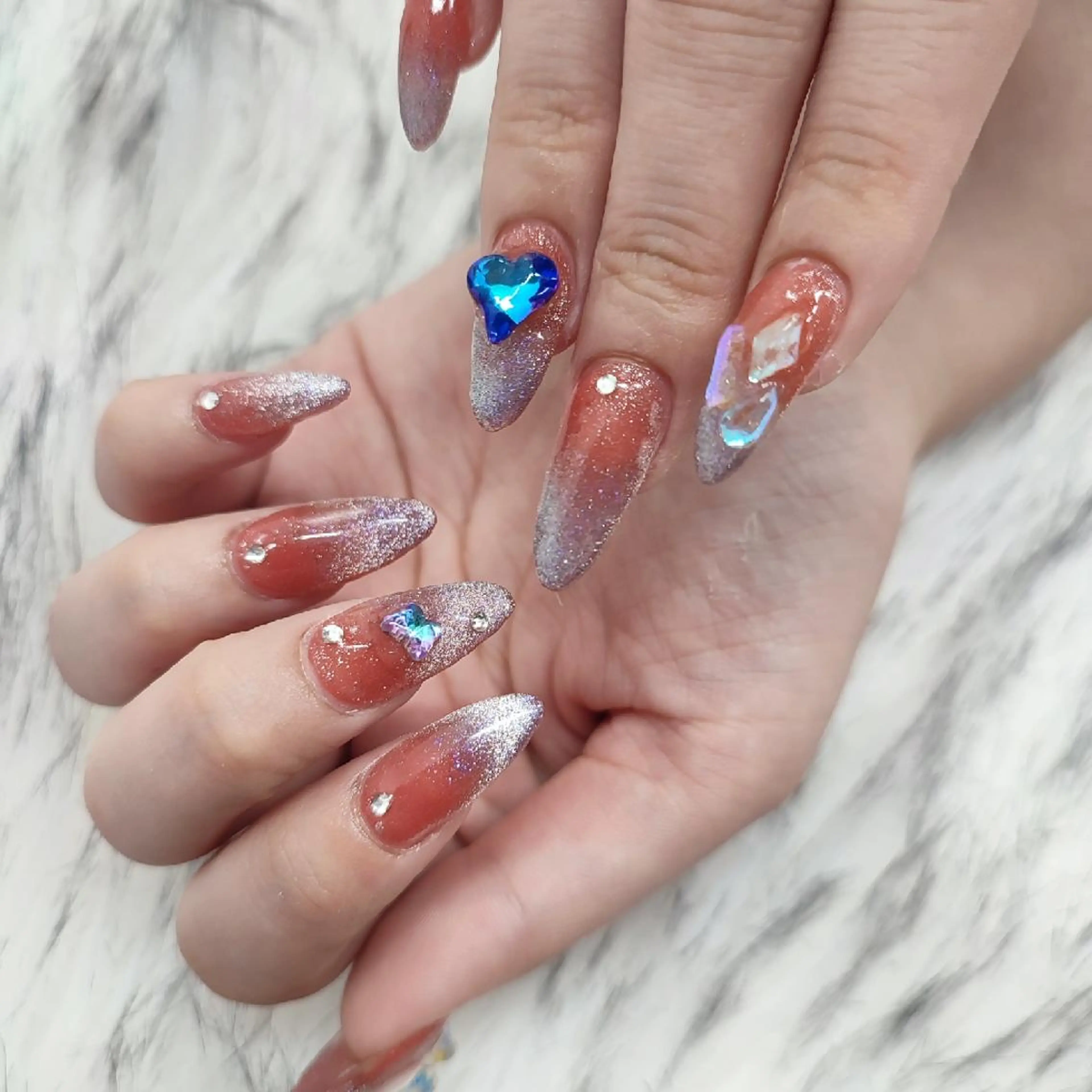 ネイル ハンドネイル RUNWAY 　　の眉毛・アイブロウイメージ