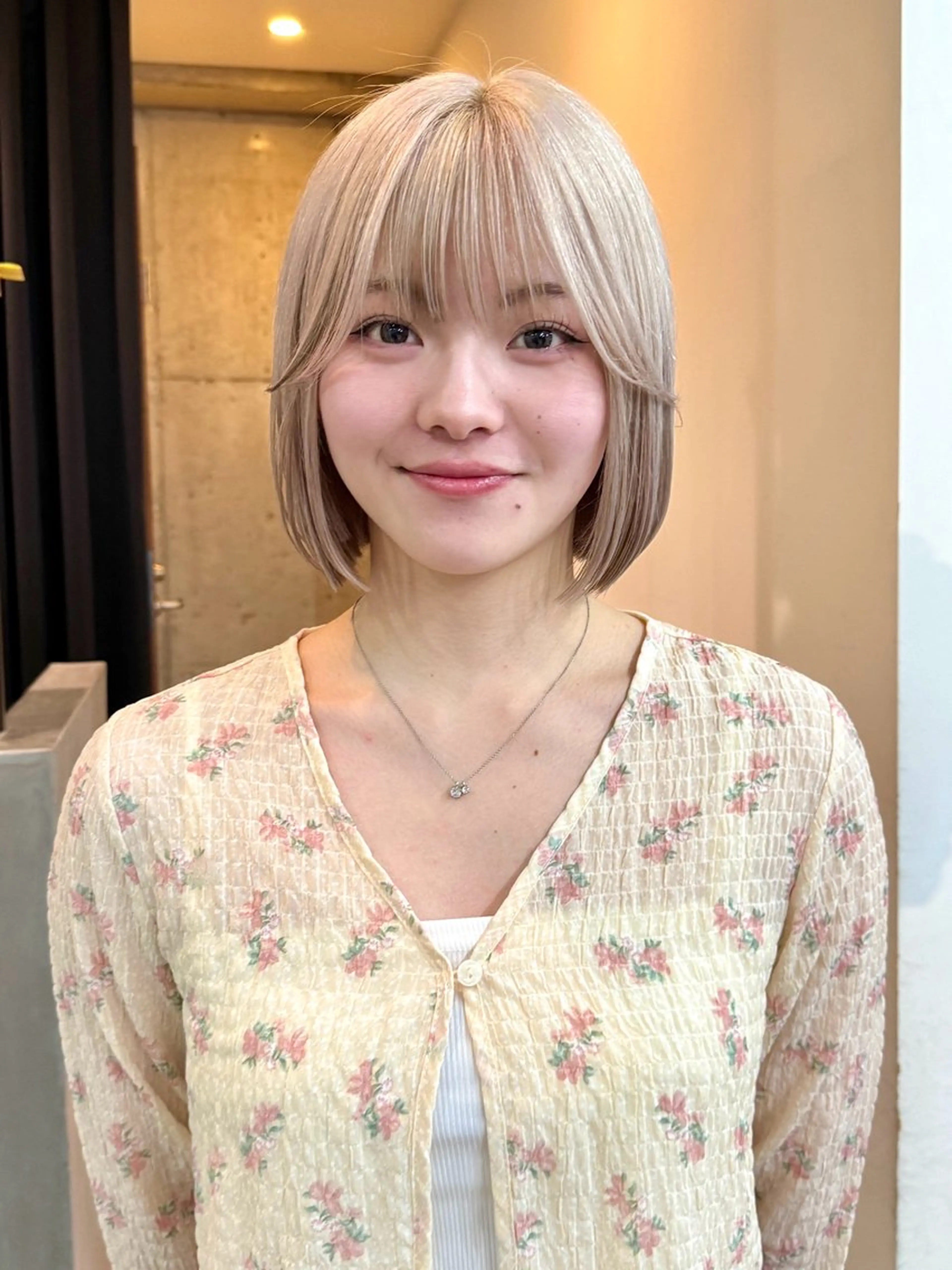 ショート カラー ベージュカラー ホワイトベージュ ヘアカラー トリートメント 切りっぱなしボブ/ ブリーチカラー/大塚のヘアスタイル
