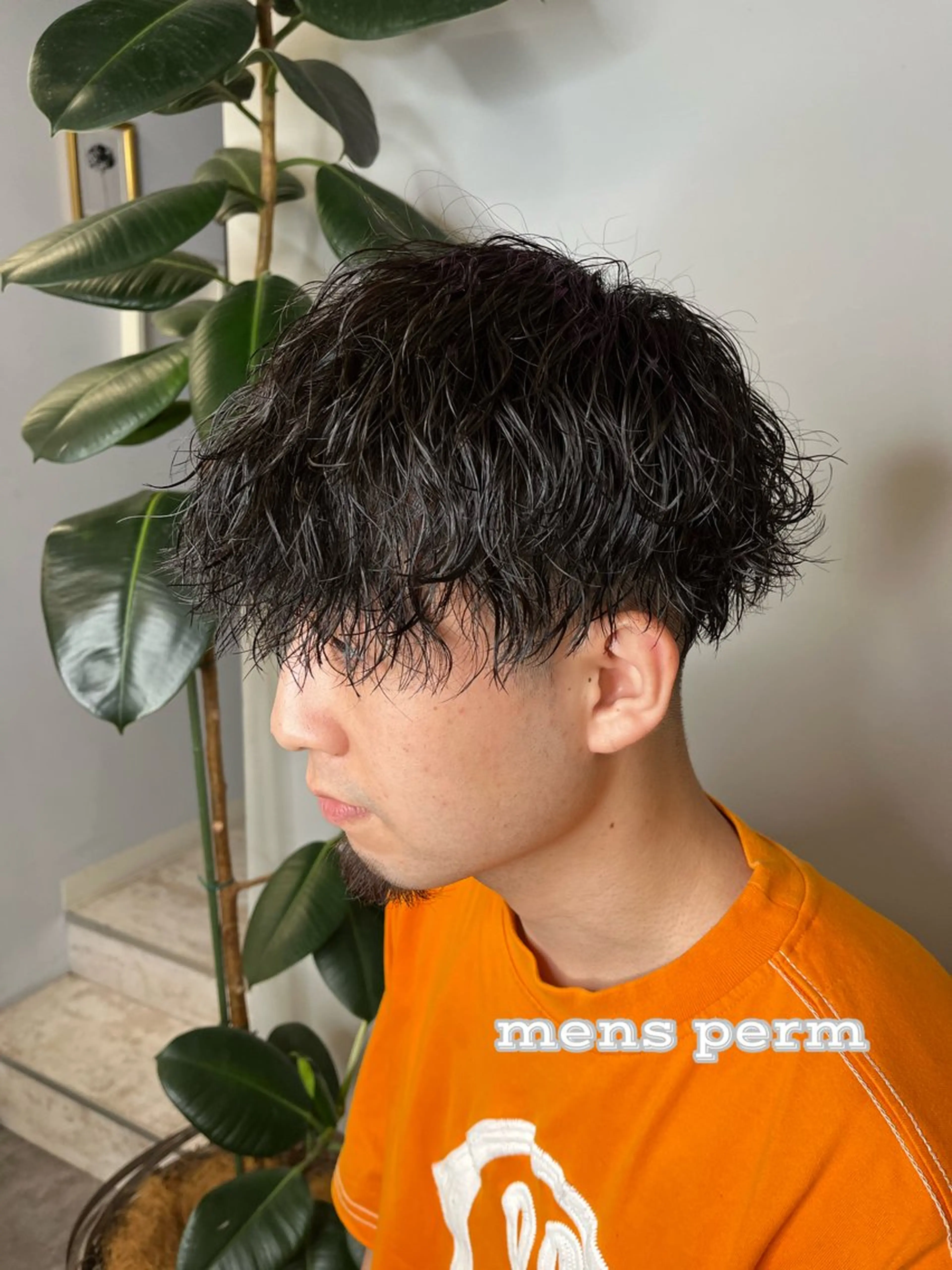 ミディアム カラー パーマ ヘアアレンジ メンズ ミディアムパーマ メンズバレイヤージュ メンズブリーチ メンズハイライト メンズハイトーン ヘアカラー パーマ トリートメント ヘッドスパ ヘアセット 二ヶ月綺麗が続く デザイン/星野六三四のヘアスタイル