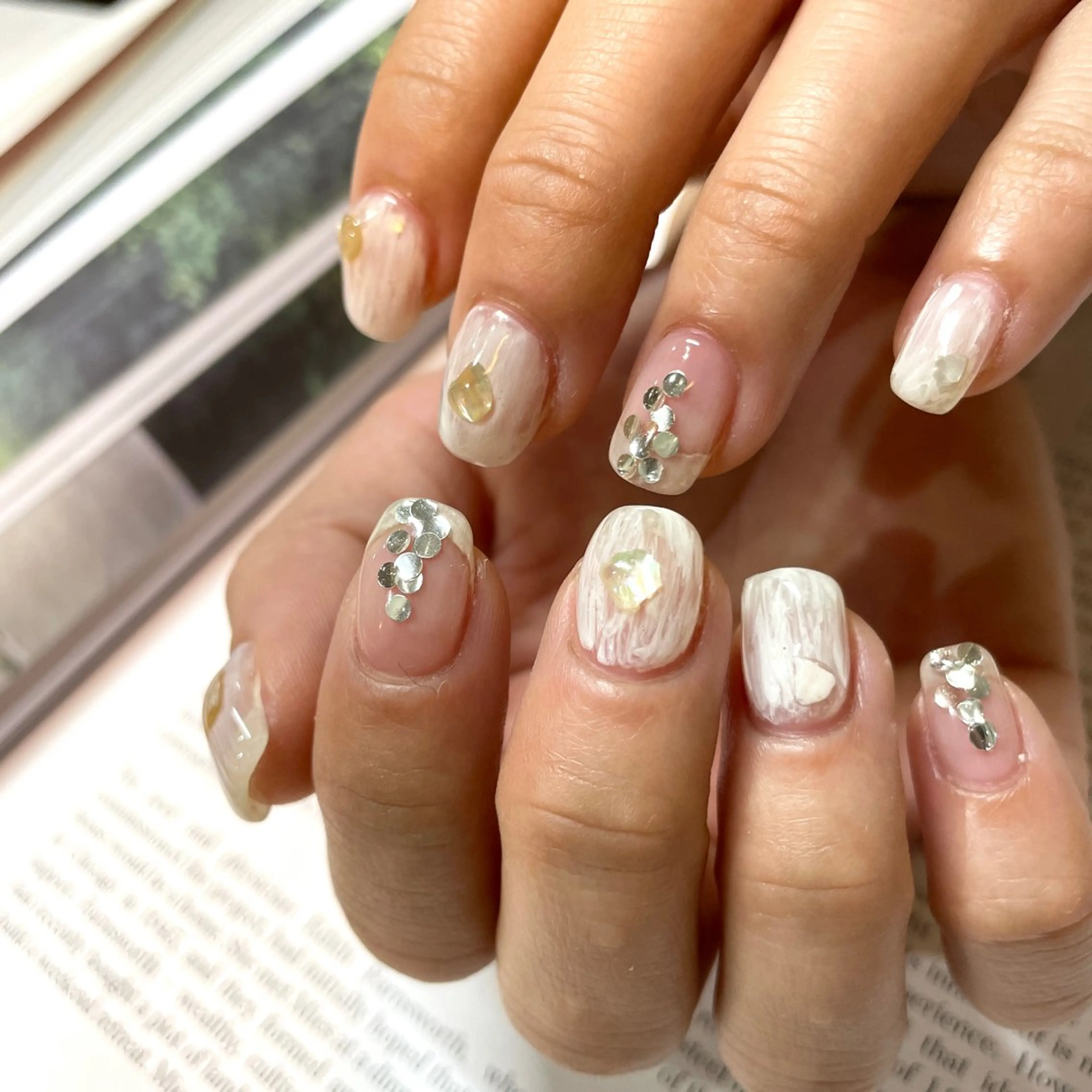 ネイル ハンドネイル anyora nail salon所属・大人ワンホン キラキラ／Ayanoのネイルデザイン