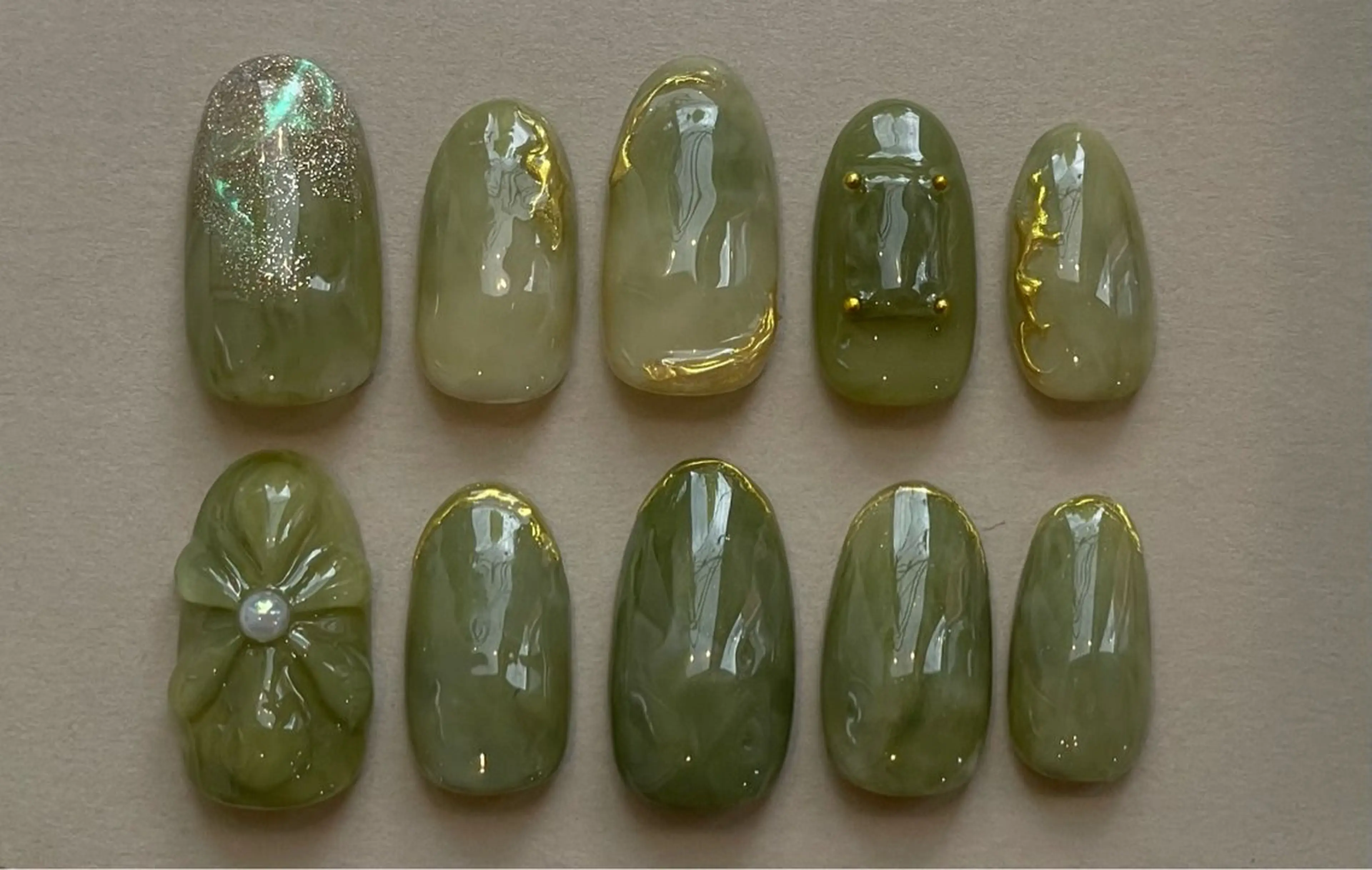 ネイル ゴールド グリーン キラキラネイル ニュアンスネイル ハンドネイル 吉田 琳のネイルデザイン