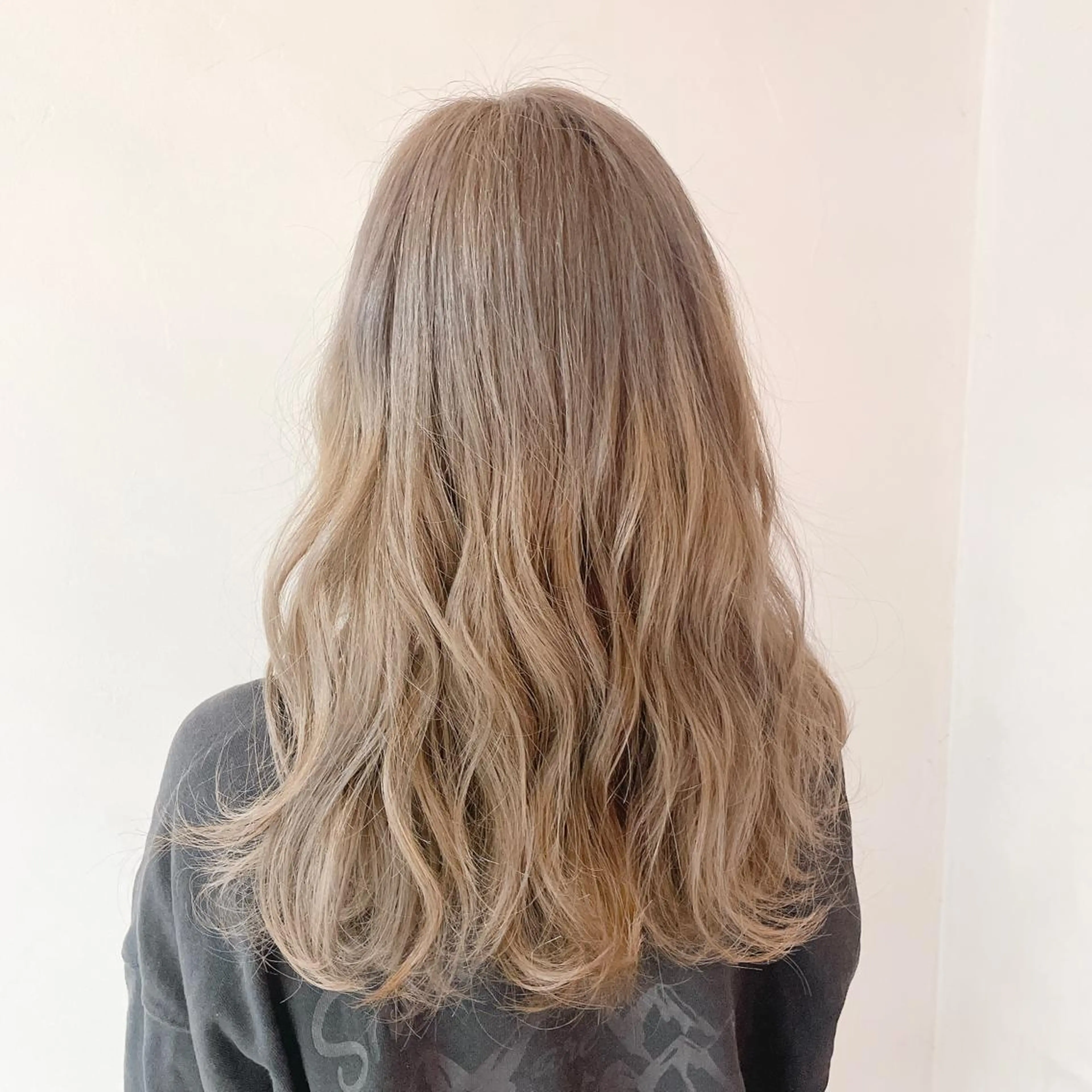 ロング カラー バレイヤージュ ベージュカラー ブリーチ ケアブリーチ ダブルカラー ヘアカラー トリートメント デザインカラー 髪質改善Lilithのその他イメージ