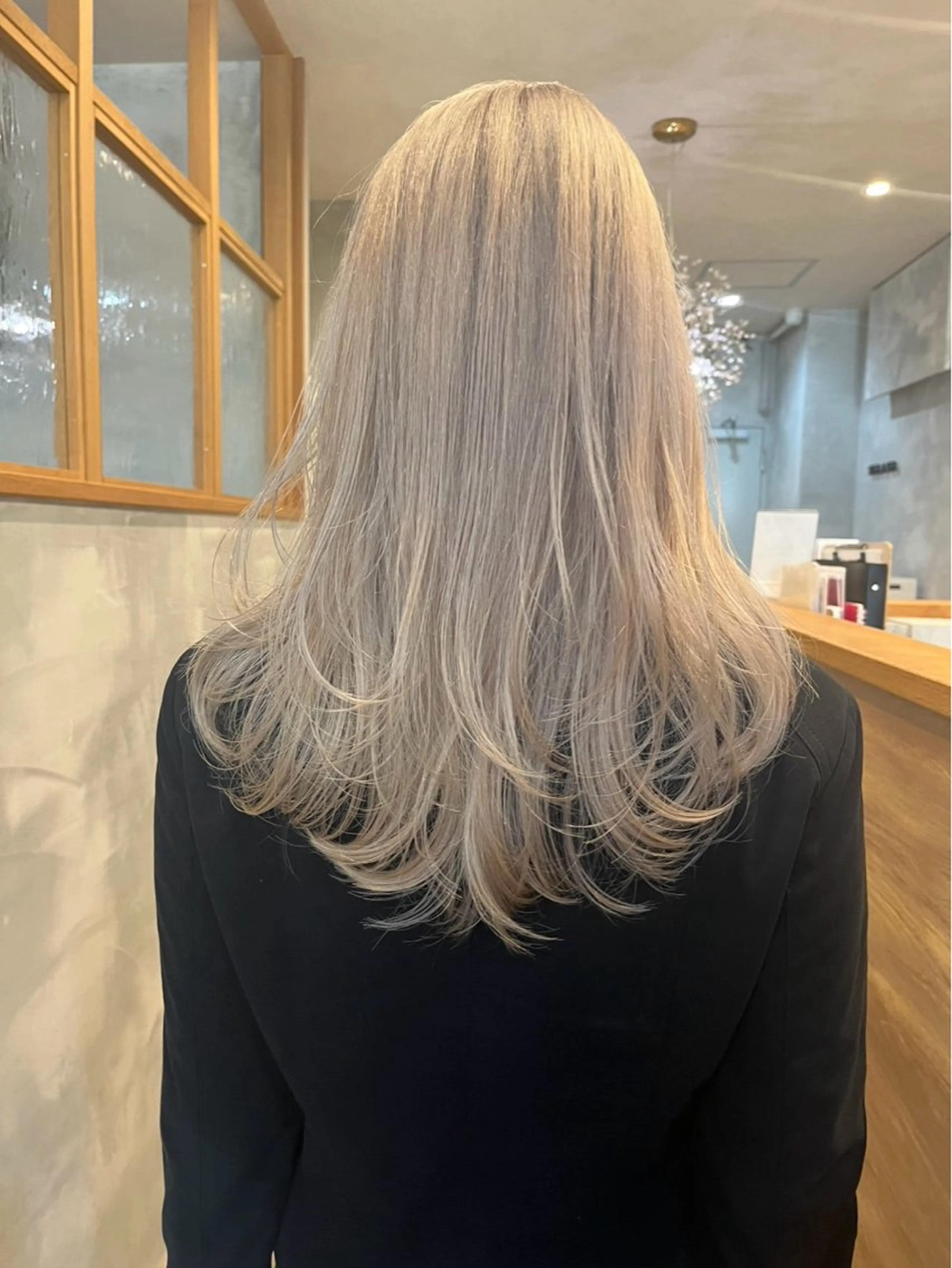 ロング カラー ブリーチ ヘアカラー 佐伯 美麗のヘアスタイル